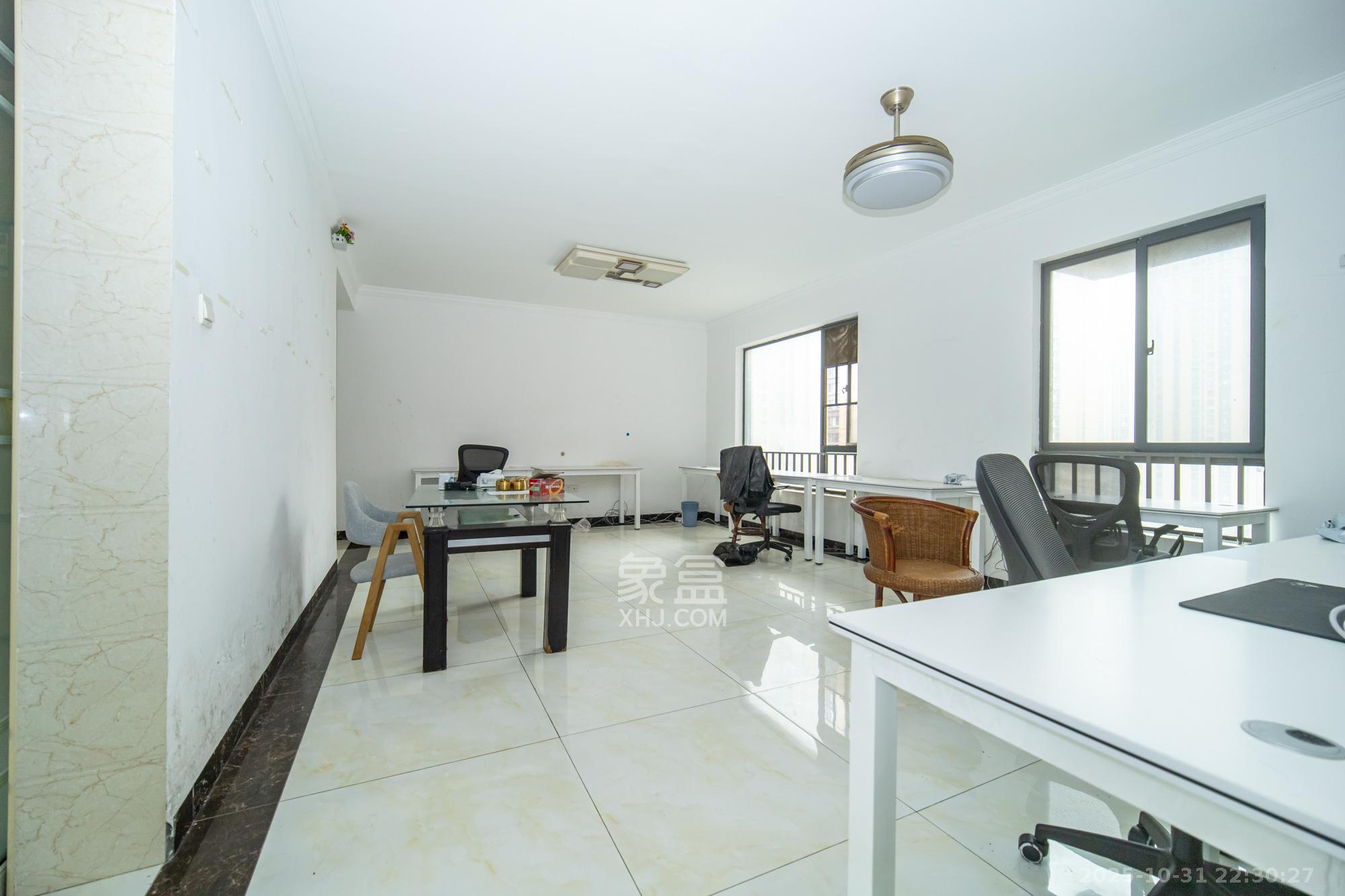 华润凤凰城二期  3室2厅2卫    72.5万客厅