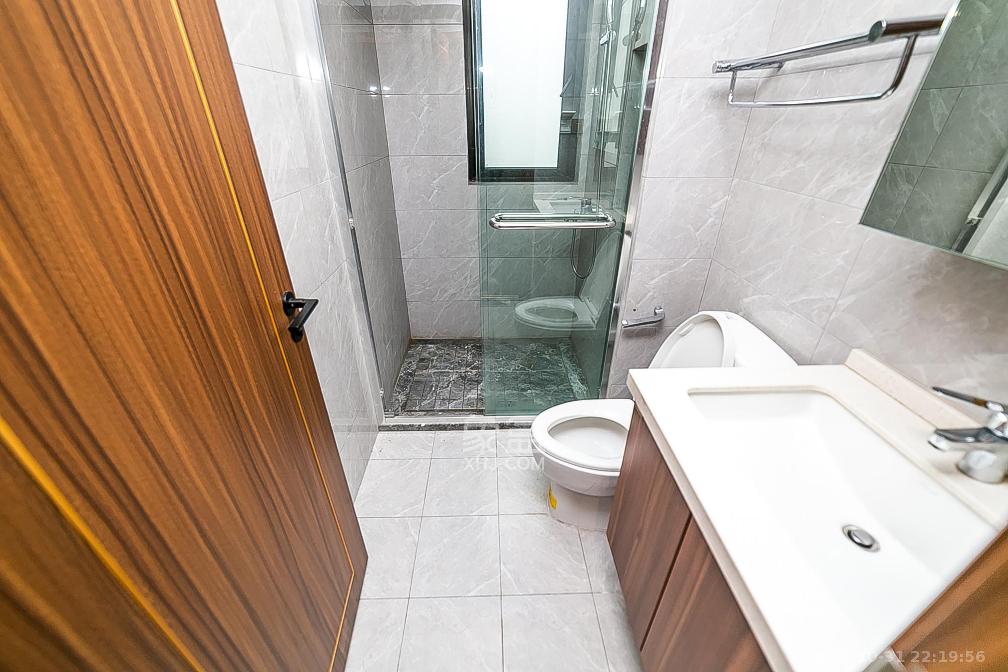 中国铁建金色蓝庭  3室2厅2卫    125.0万卫生间