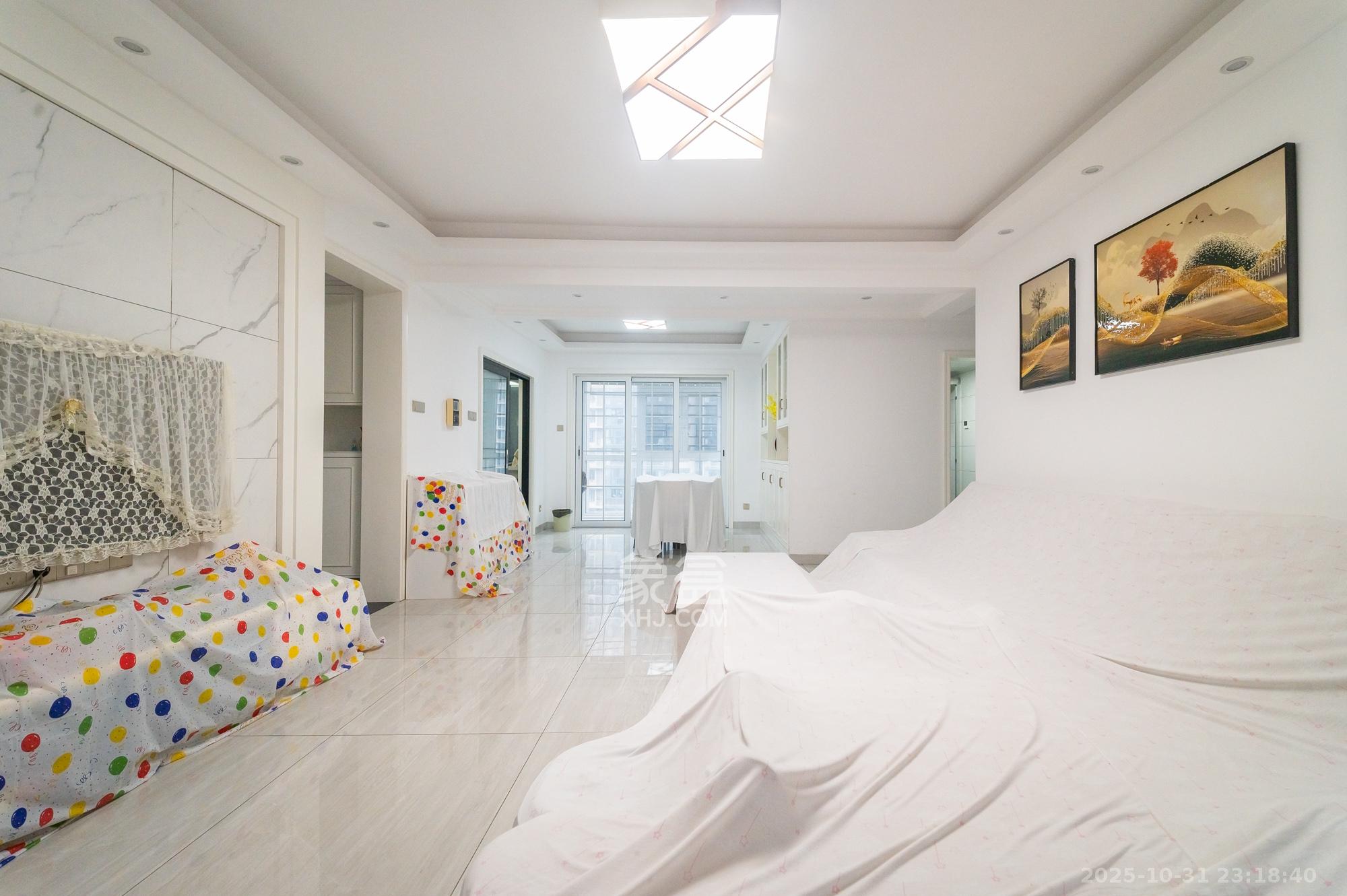 恒基凯旋门一二期  4室2厅2卫    158.8万客厅