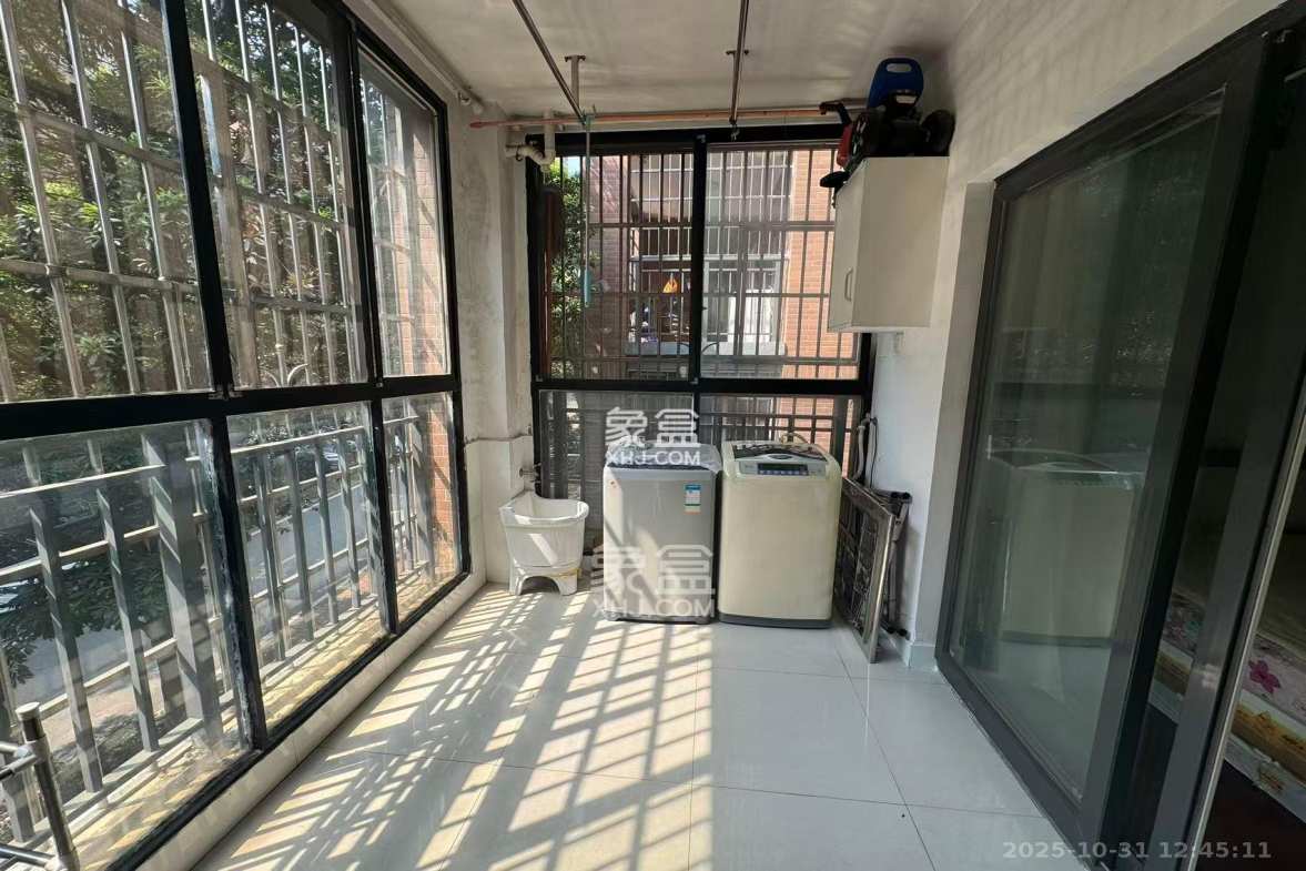 山水湾 3室2厅1卫 1600.0元/月 山水湾 3室2厅1卫 1600.0元/月室内图