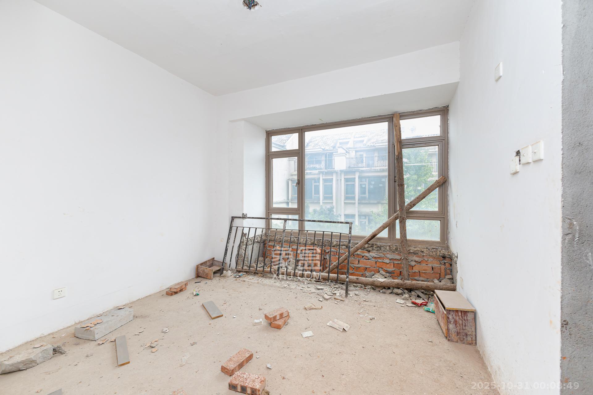 盈峰翠邸  4室3厅1卫    168.0万卧室