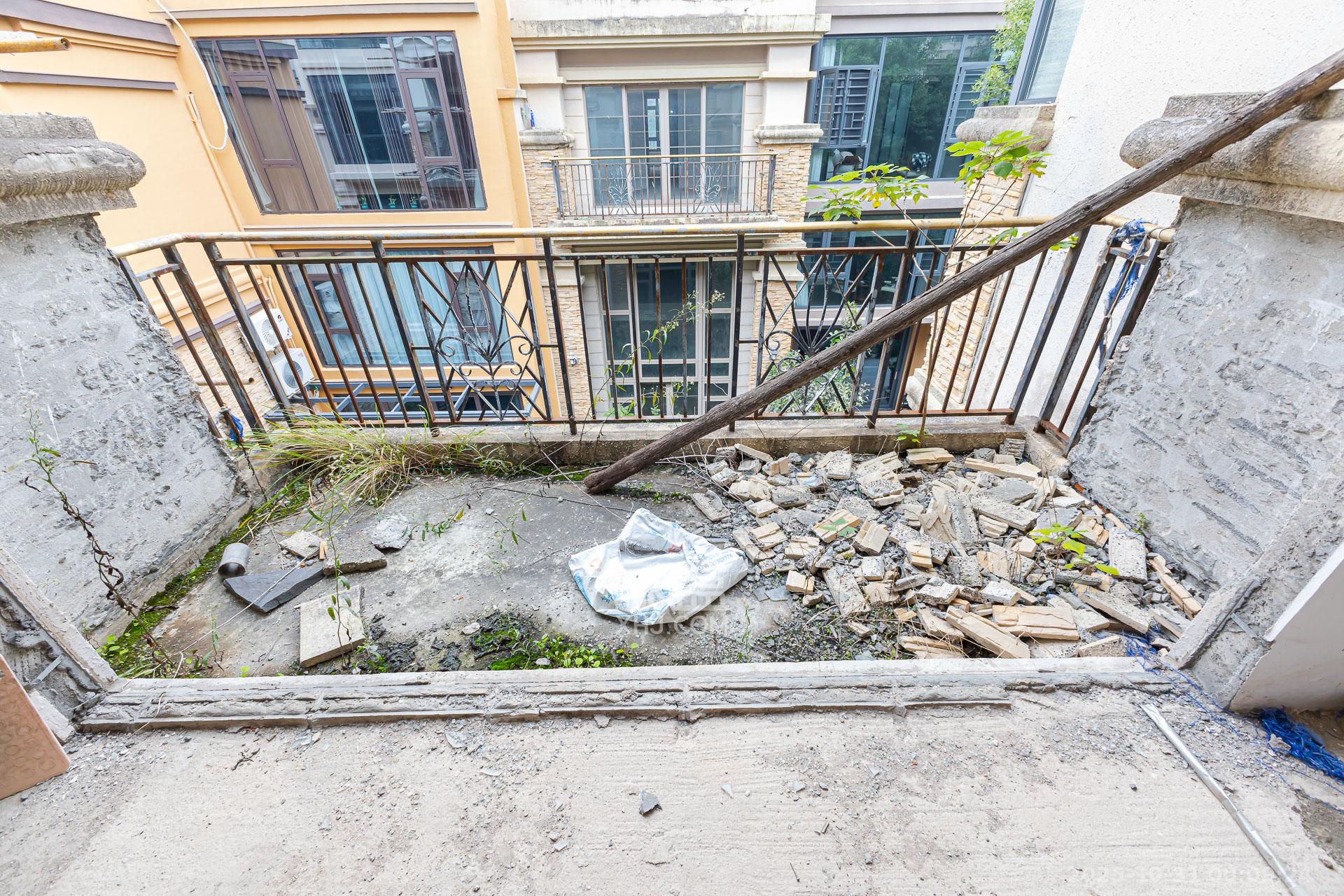 盈峰翠邸  4室3厅1卫    168.0万阳台