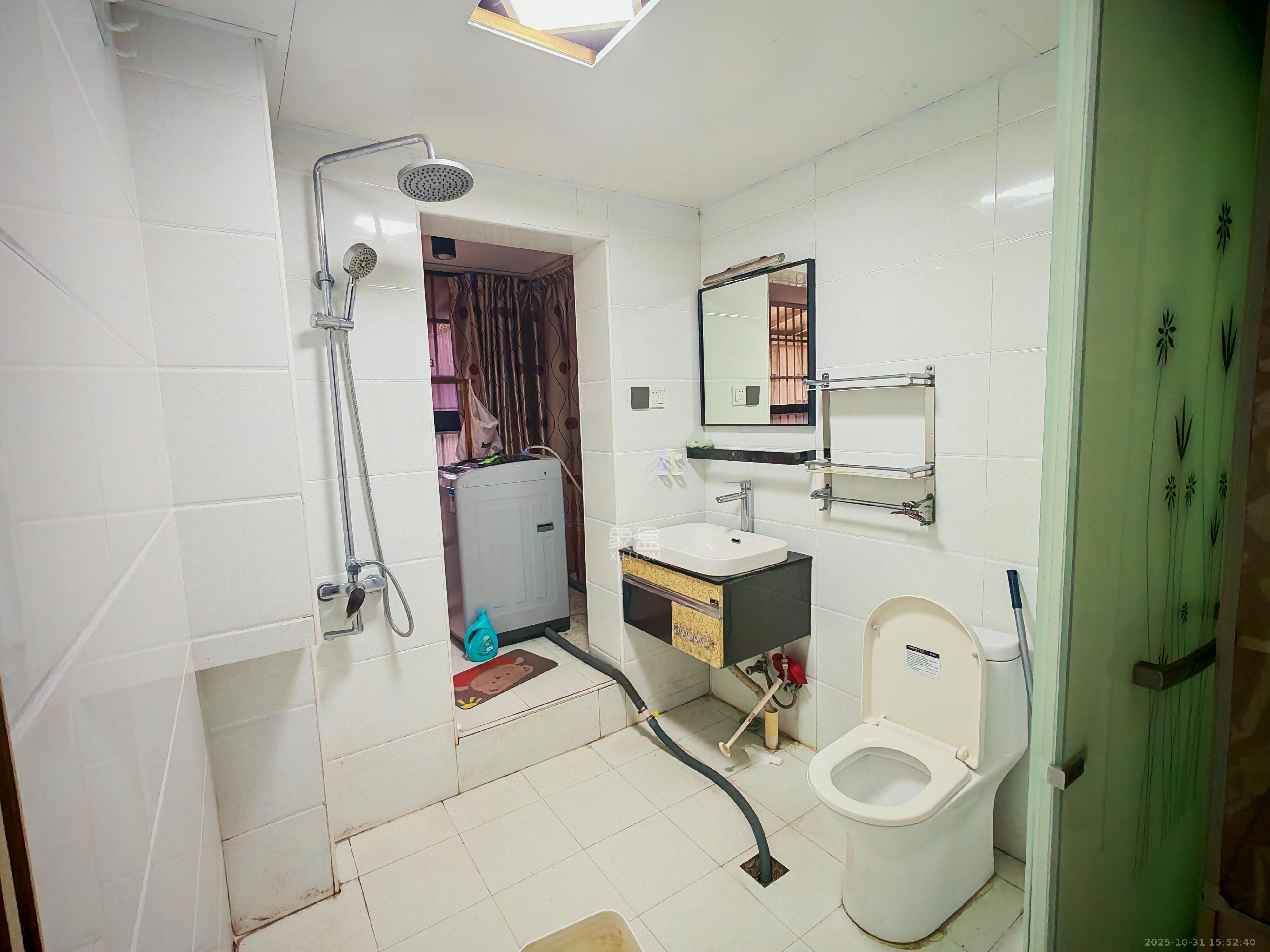 秀峰景园（领秀峰）  3室2厅2卫    1700.0元/月室内图