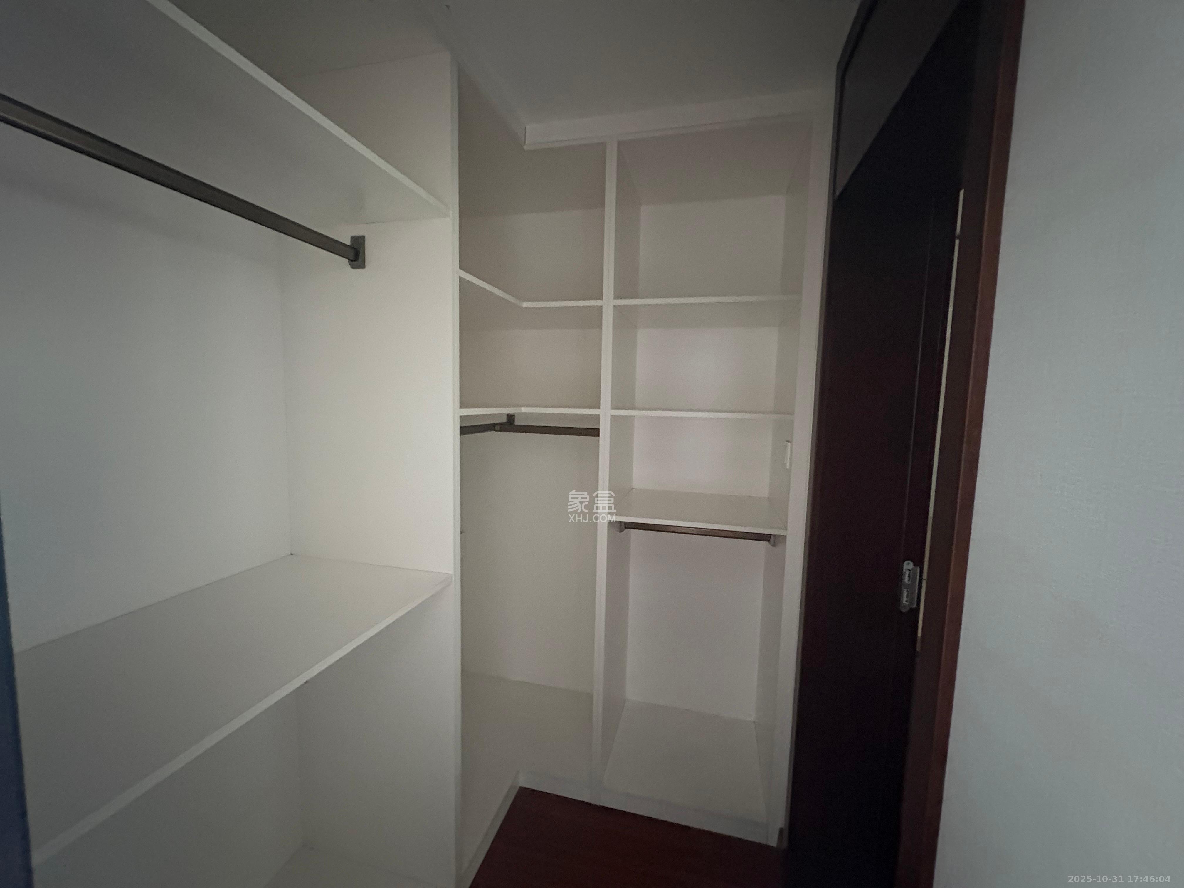 荣泰广场 3室2厅2卫 2600.0元/月 荣泰广场 3室2厅2卫 2600.0元/月室内图