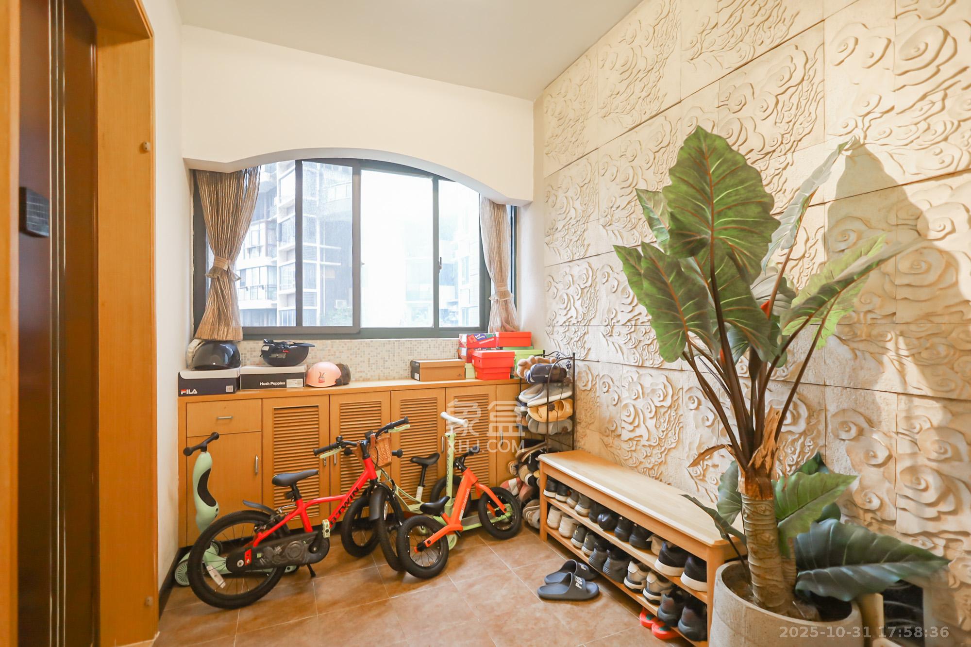 西山汇景一、二期  4室2厅2卫    248.0万其他