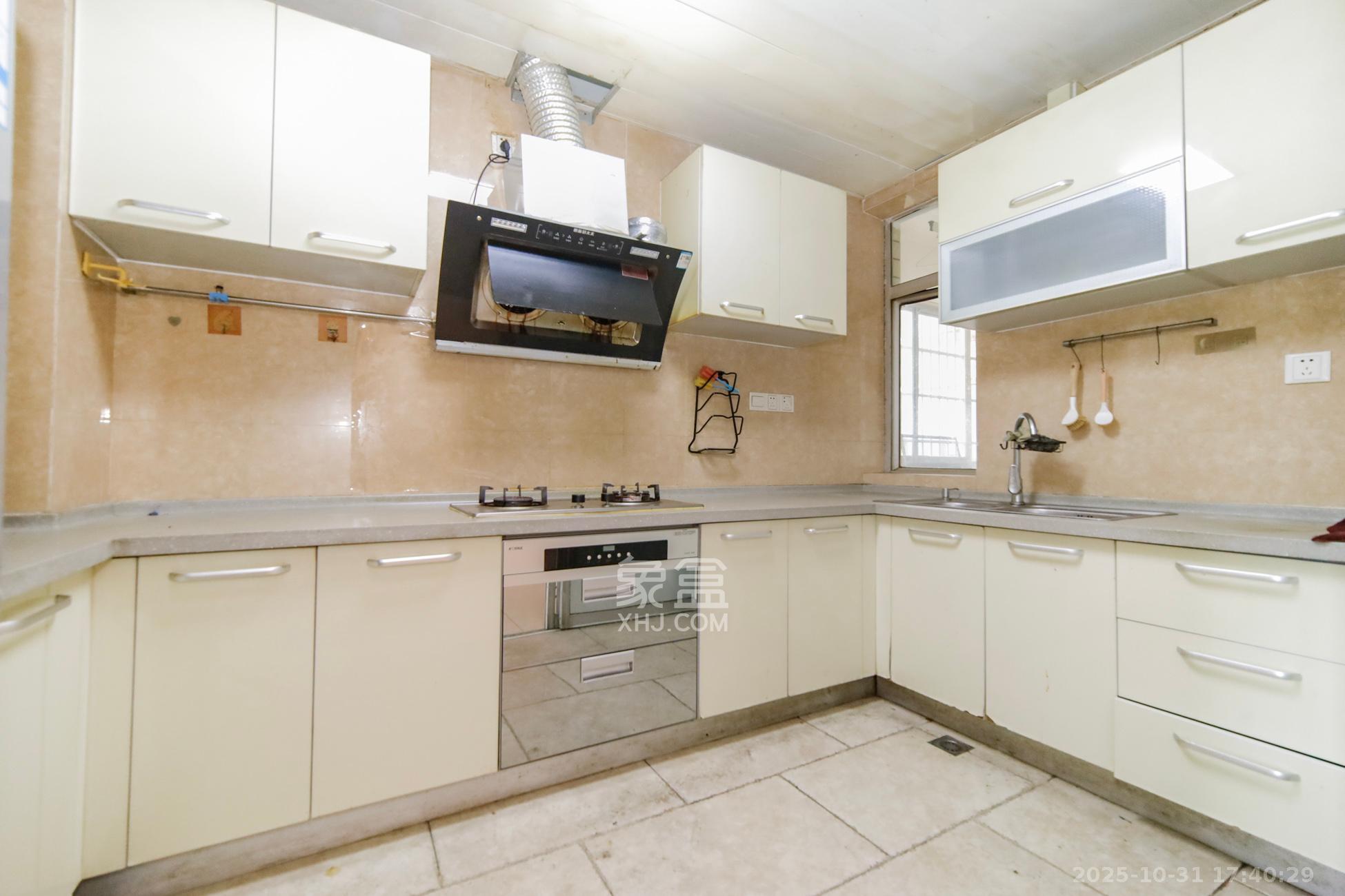 路桥大厦  4室2厅2卫    125.0万厨房