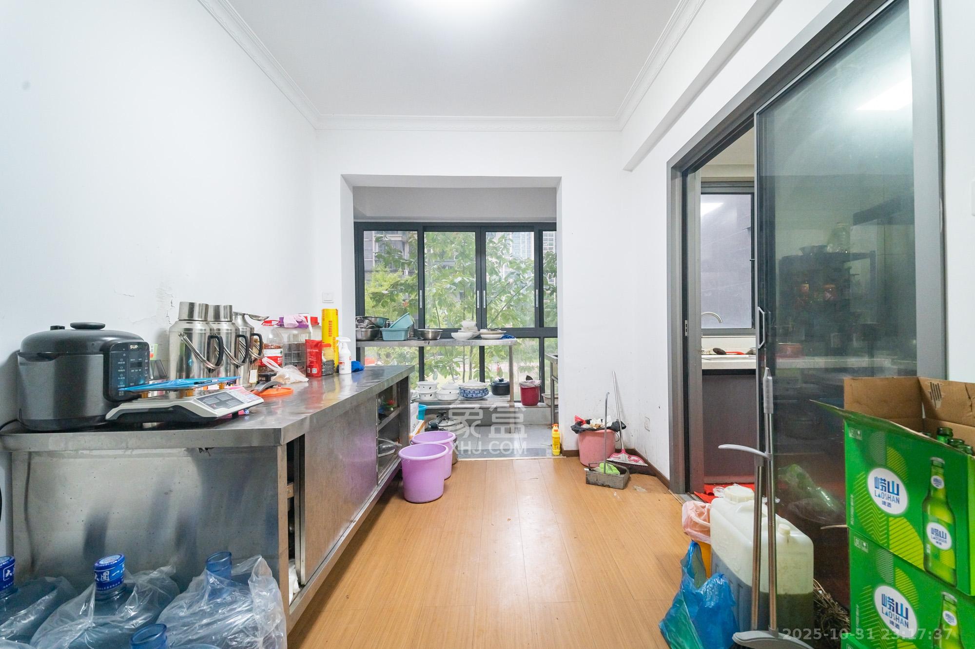 中建悦和城  4室2厅2卫    125.0万客厅