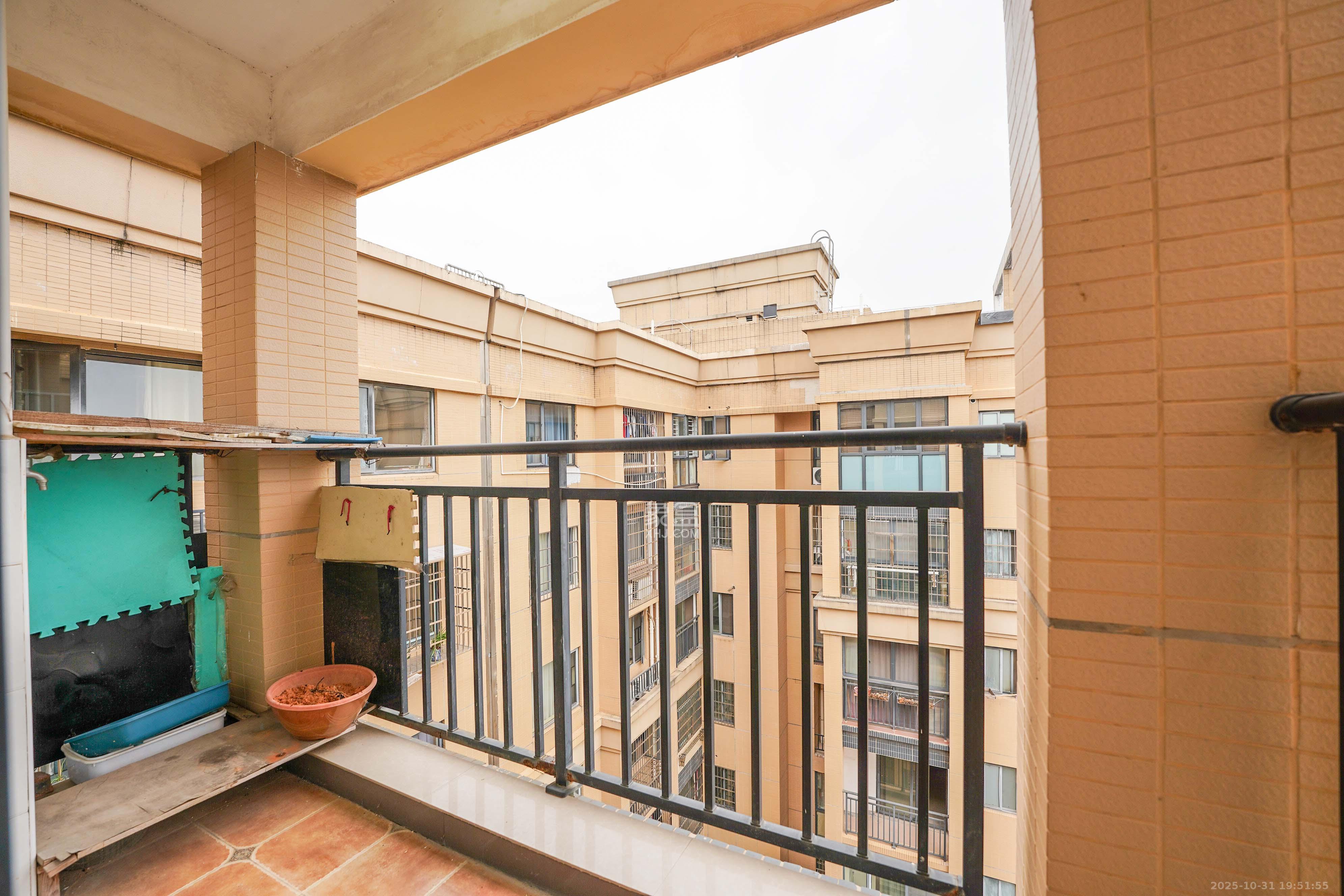 中悦领秀城  2室2厅1卫    44.6万阳台