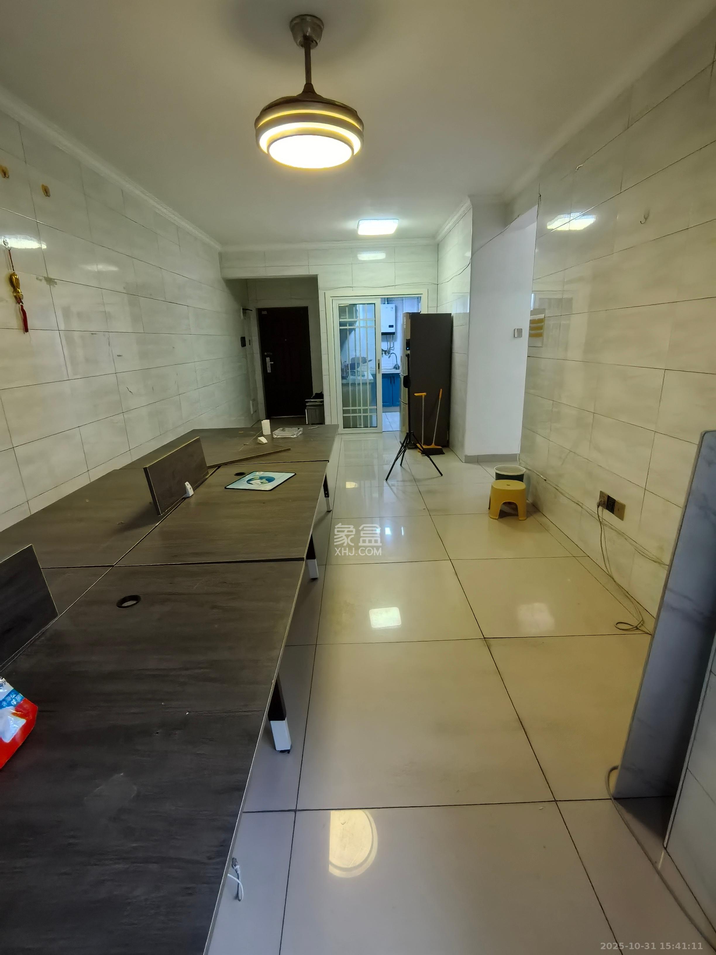 华润置地广场二期  3室3厅1卫    1900.0元/月