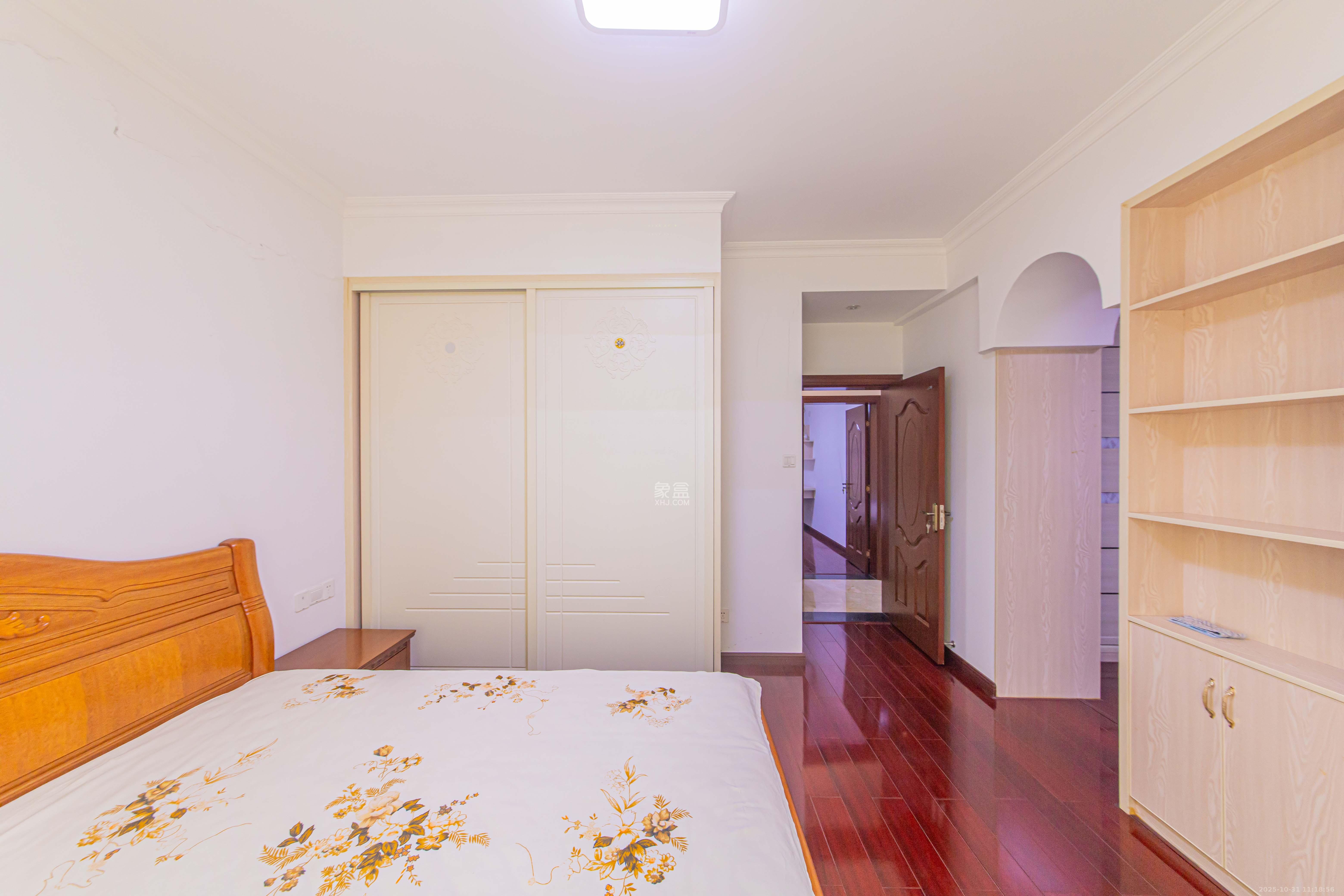 德泽苑  5室2厅2卫    108.0万卧室