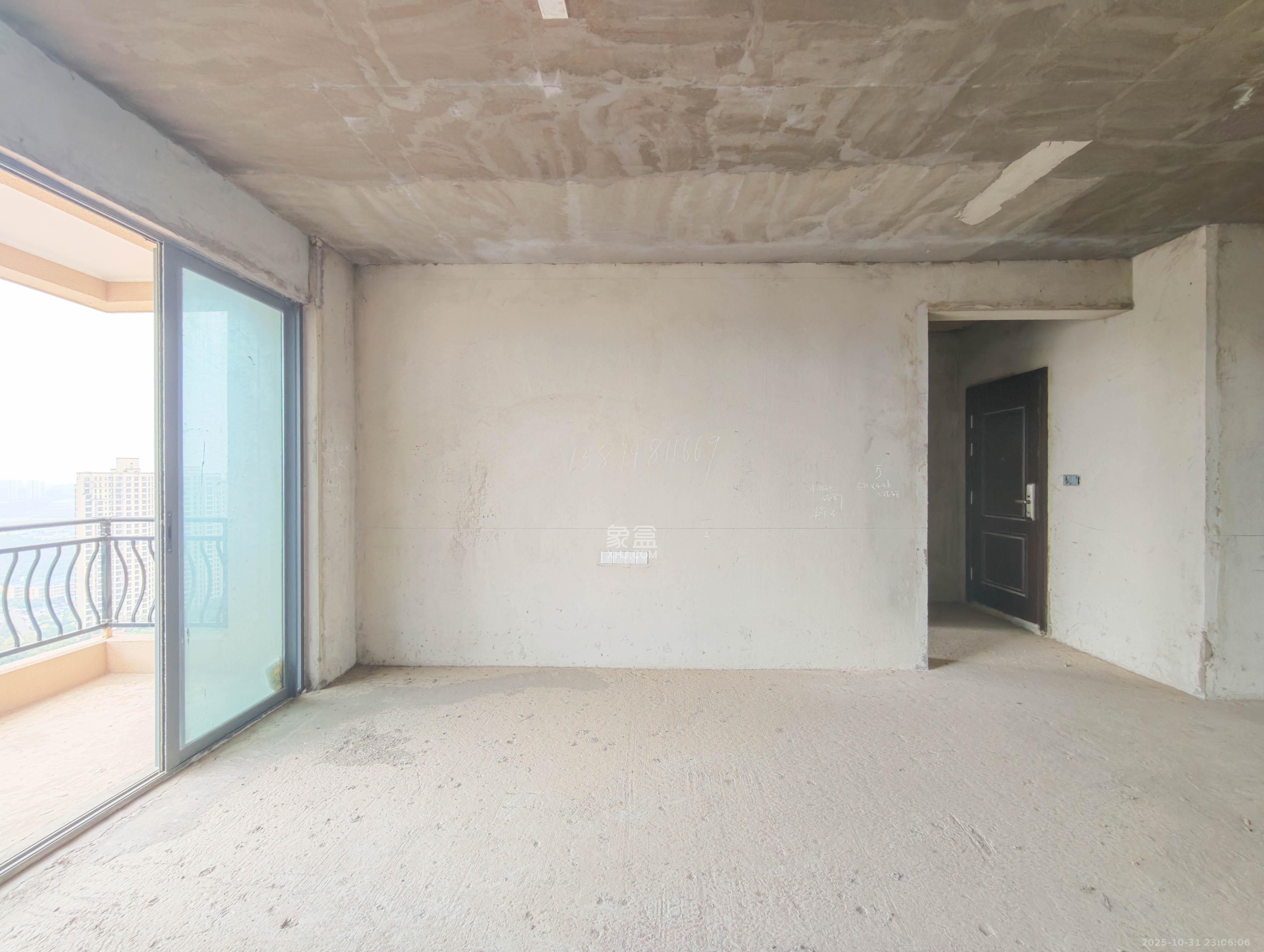 碧桂园南城首府（东宸林海）  4室2厅2卫    134.0万客厅