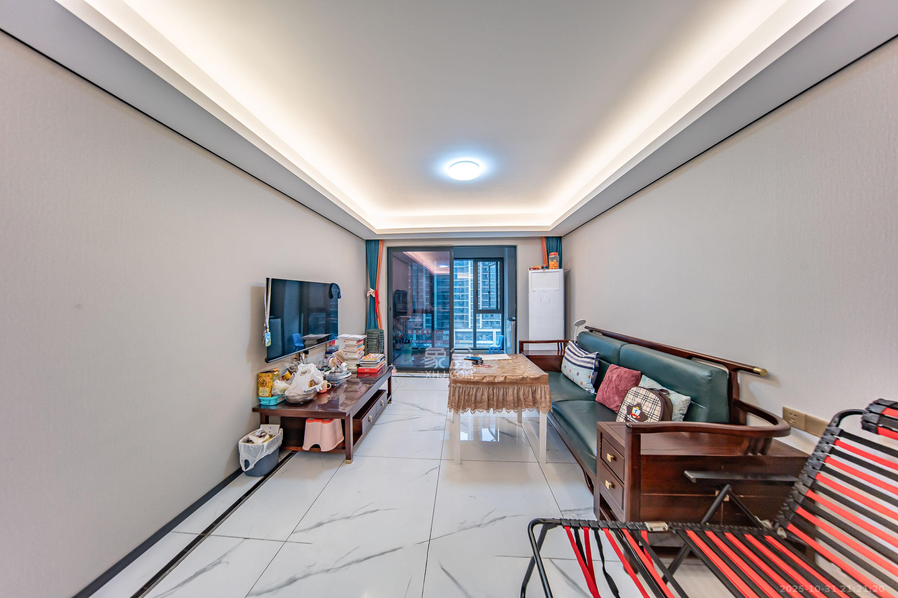 中海阅麓山二期 3室2厅2卫 170.0万 中海阅麓山二期 3室2厅2卫 170.0万客厅