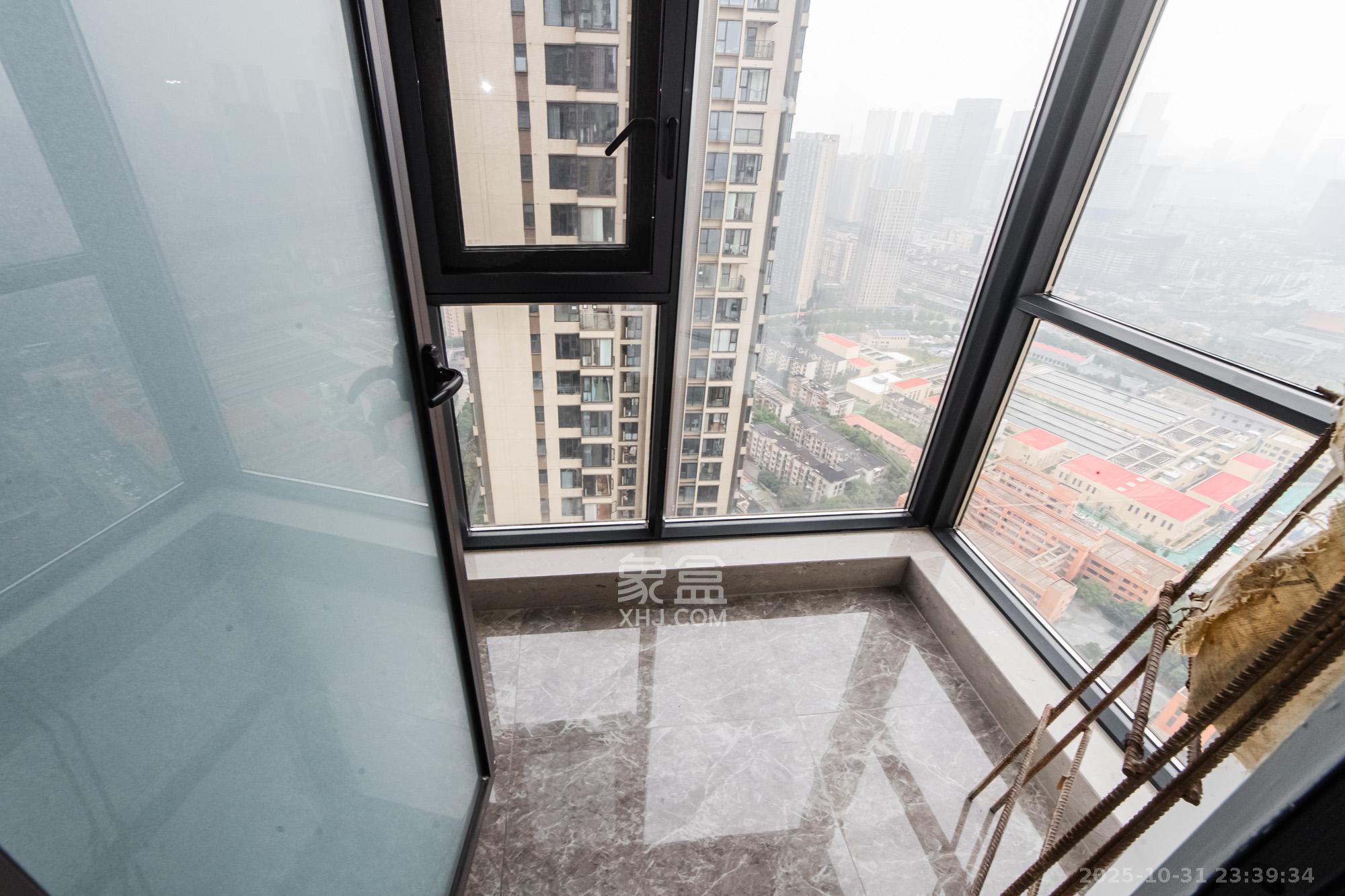 北辰瀚江府  3室2厅2卫    240.0万阳台