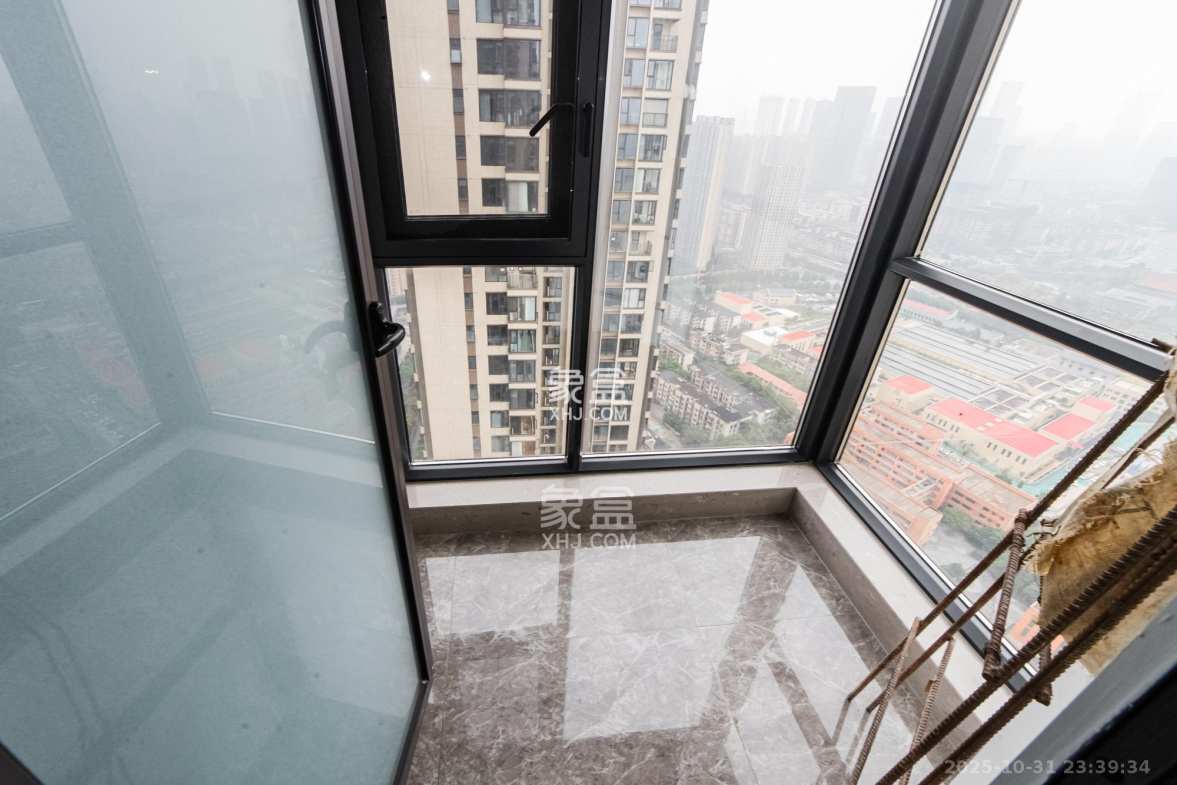 北辰瀚江府  3室2厅2卫    240.0万 北辰瀚江府  3室2厅2卫    240.0万阳台