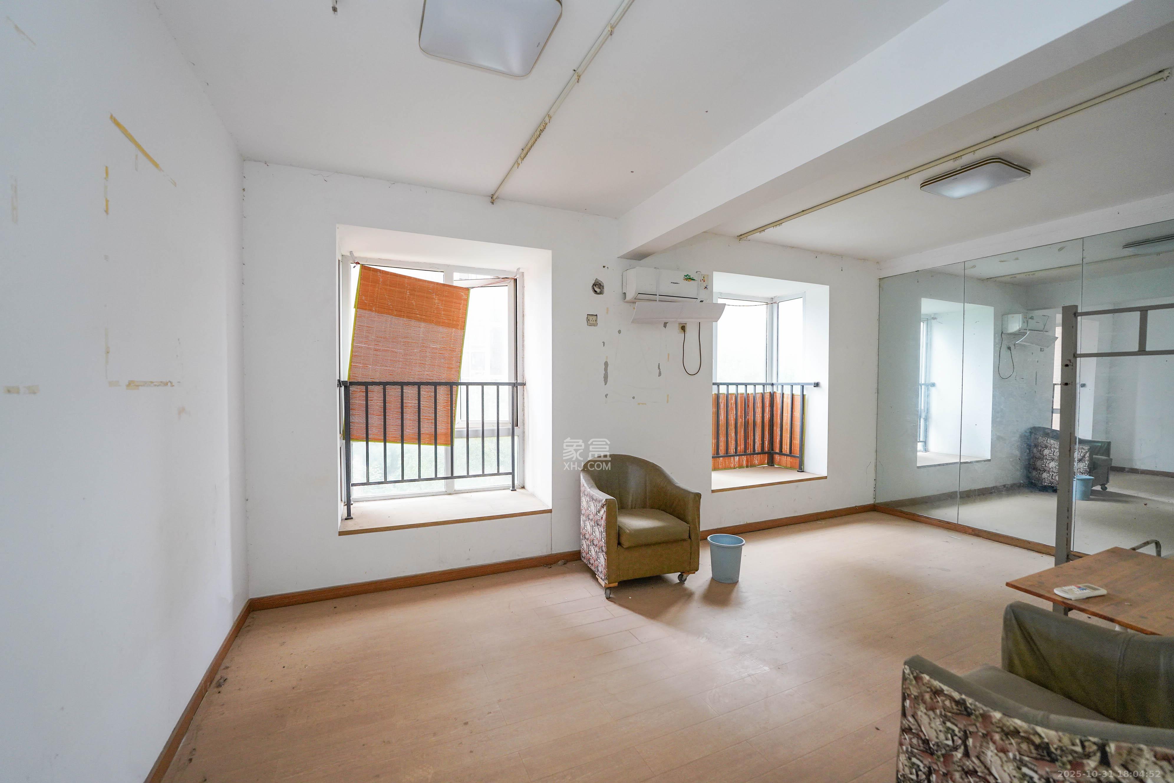 丽发新城  3室2厅2卫    82.8万卧室