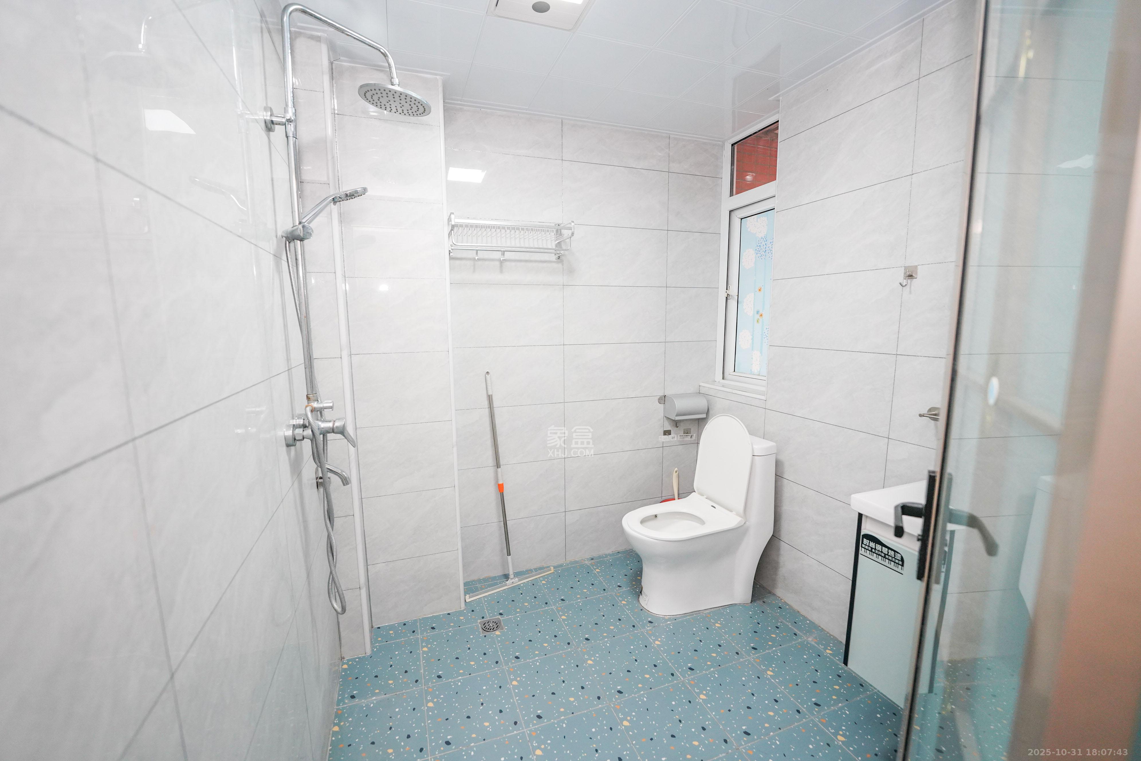 凯富南方鑫城 4室2厅2卫 80.0万 凯富南方鑫城 4室2厅2卫 80.0万卫生间