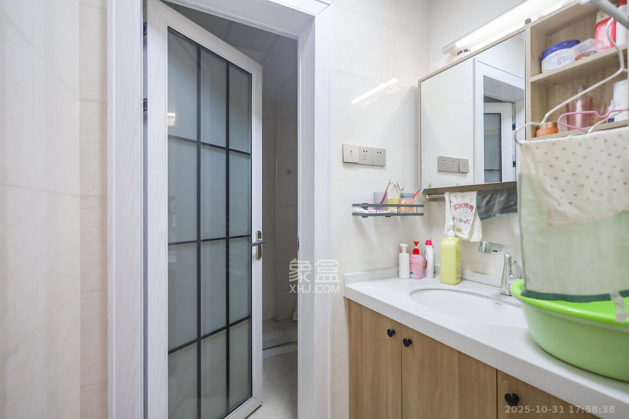 西山汇景一、二期  4室2厅2卫    248.0万 西山汇景一、二期  4室2厅2卫    248.0万卫生间