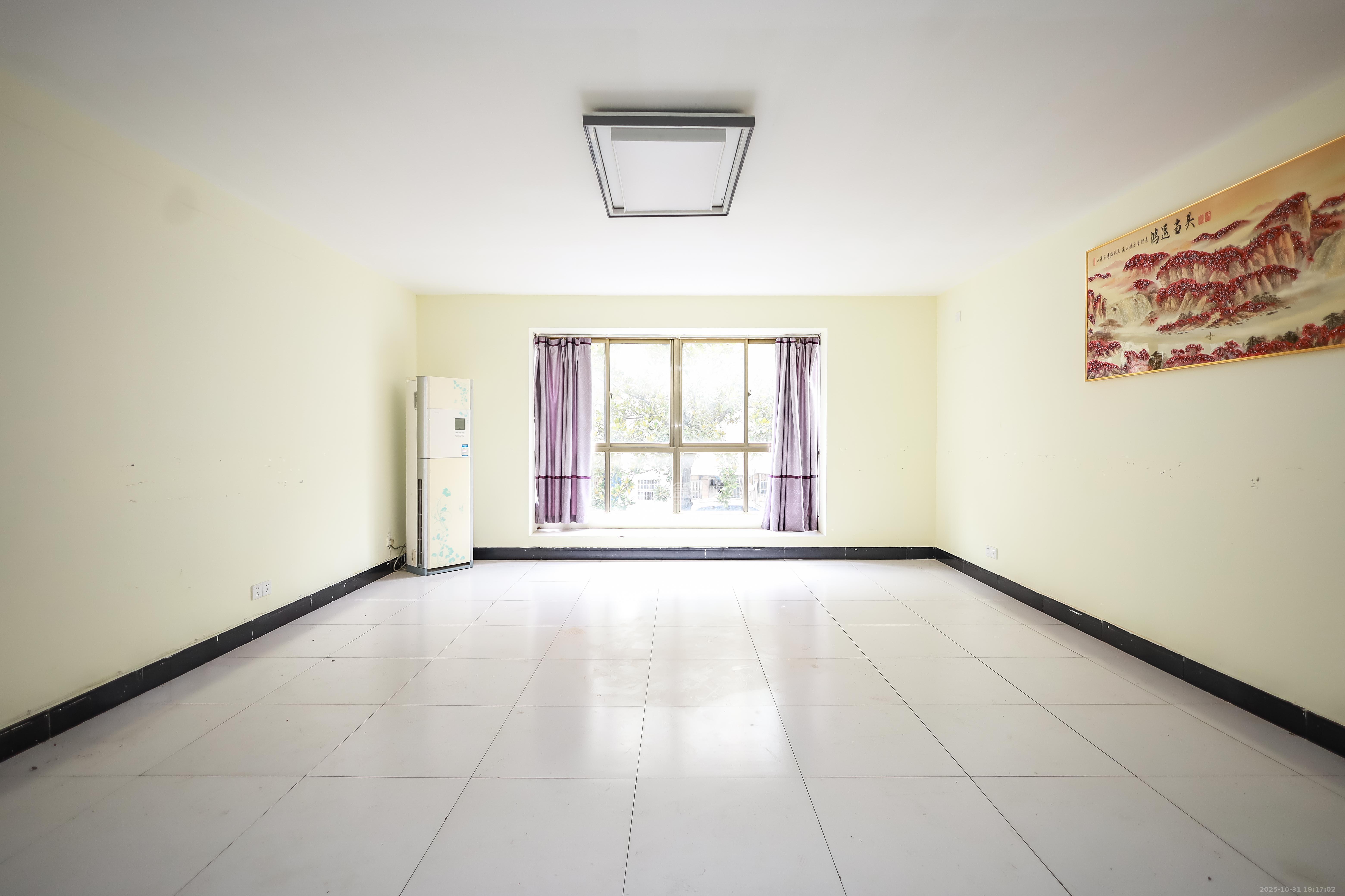 金峰小区南院 5室2厅2卫 138.0万 金峰小区南院 5室2厅2卫 138.0万客厅