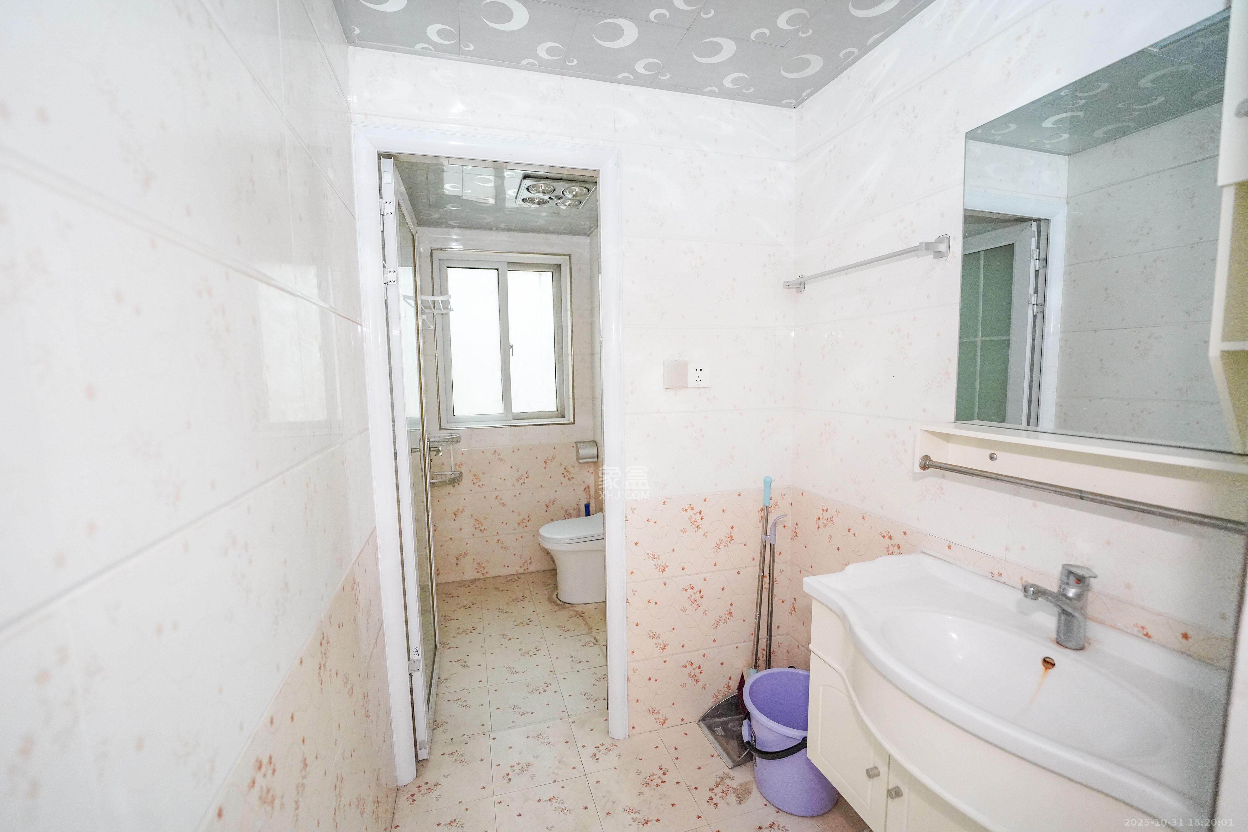 南郡雅园  4室2厅2卫    62.0万卫生间