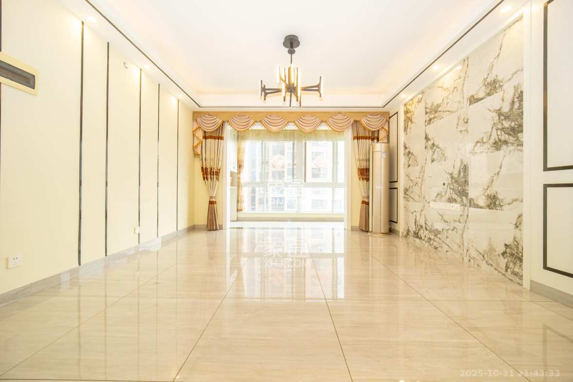 楚天世纪城西苑  3室2厅2卫    79.8万 楚天世纪城西苑  3室2厅2卫    79.8万客厅