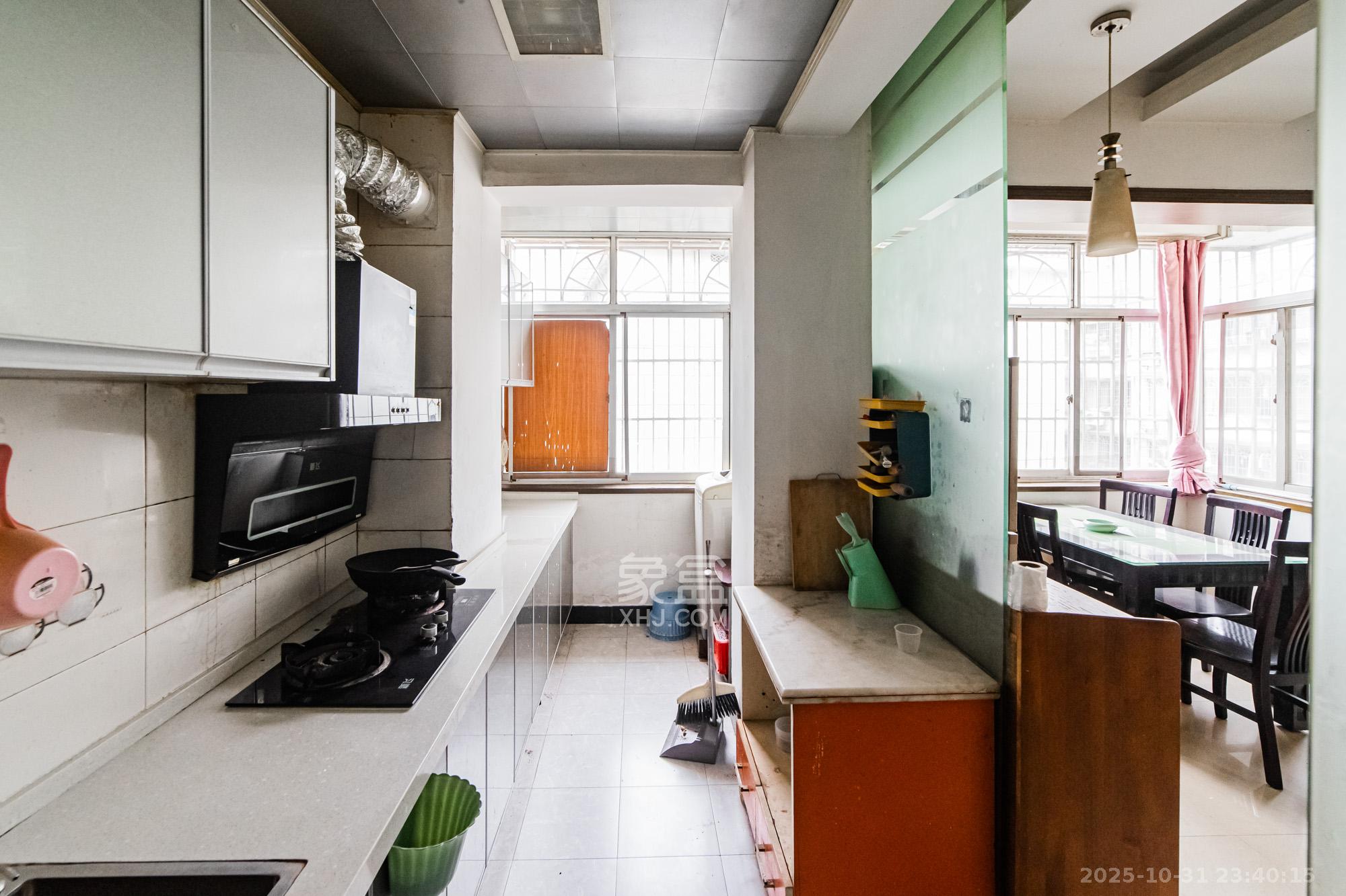 玲珑阁(陈家湖社区) 3室2厅2卫 72.0万 玲珑阁(陈家湖社区) 3室2厅2卫 72.0万厨房