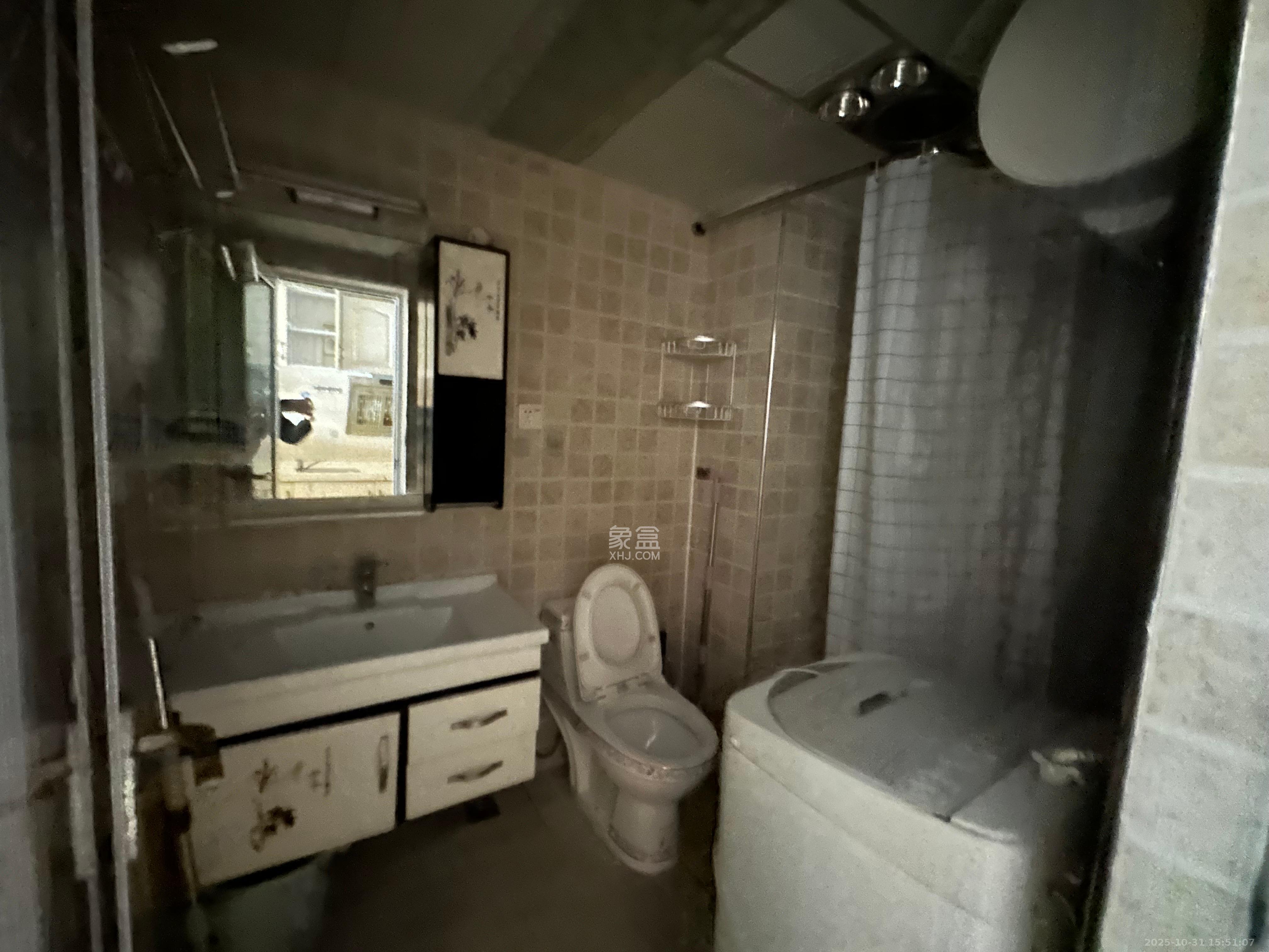 山水华景  1室1厅1卫    1600.0元/月室内图