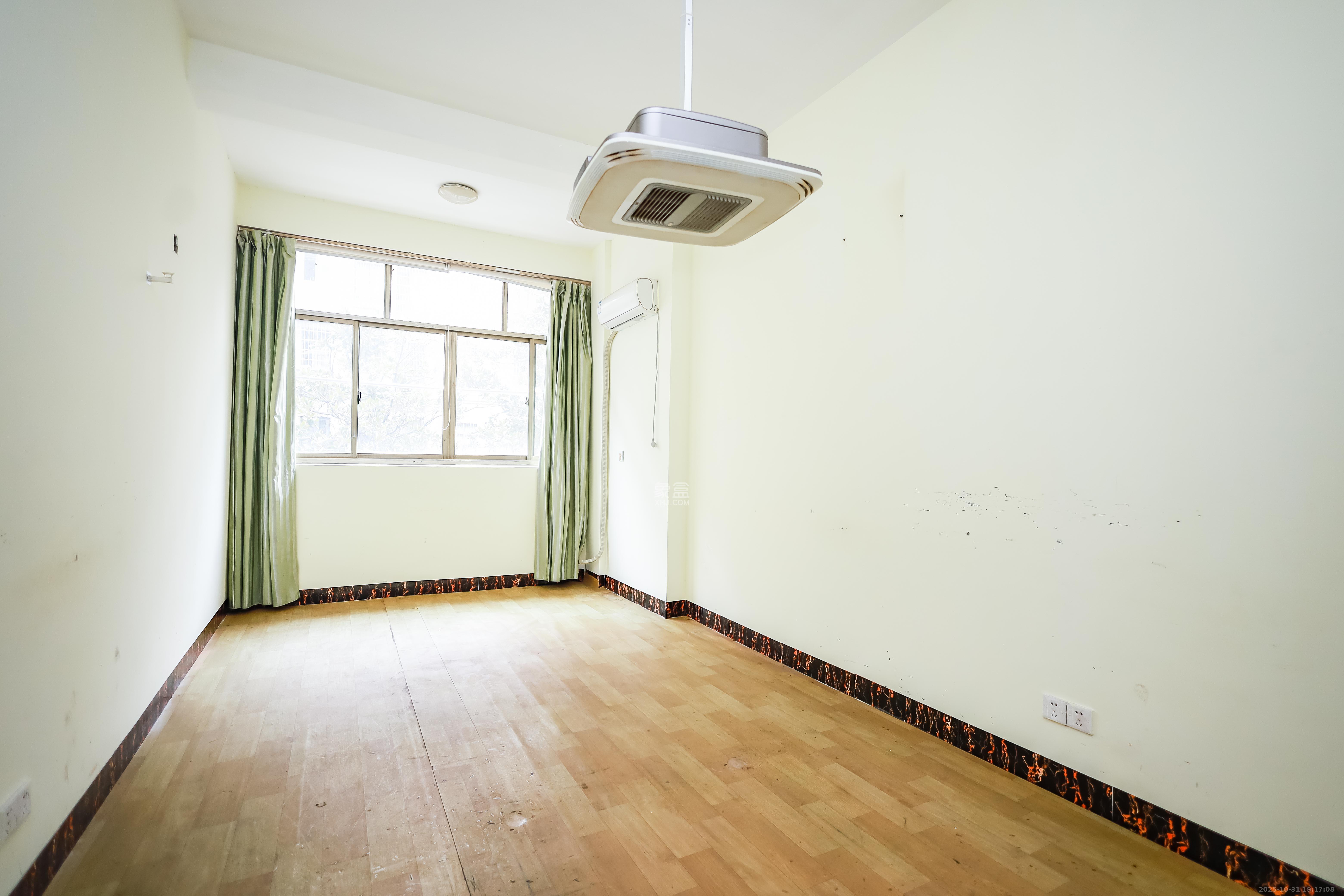 金峰小区南院 5室2厅2卫 138.0万 金峰小区南院 5室2厅2卫 138.0万卧室