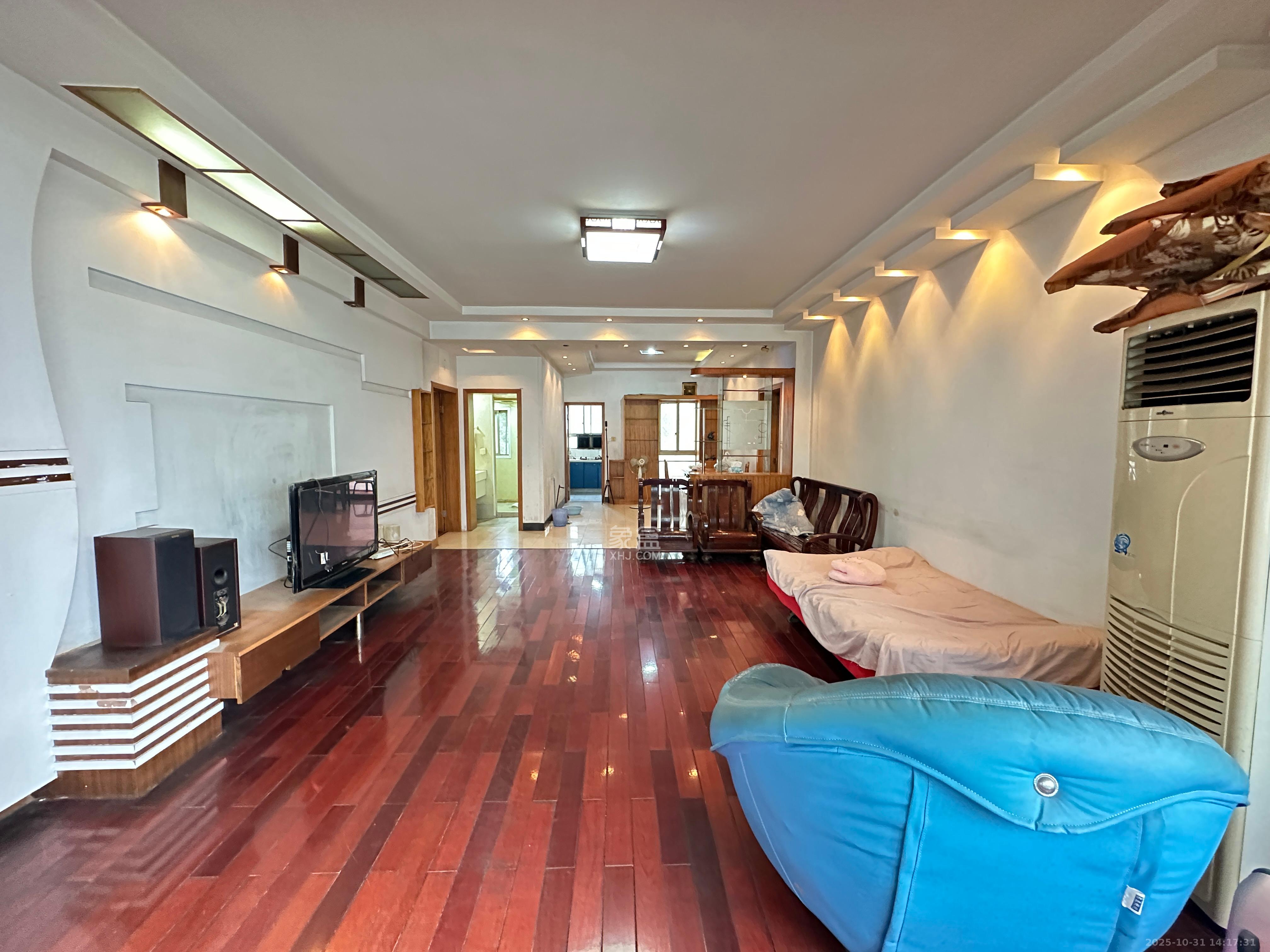 星电花园  4室2厅2卫    2600.0元/月