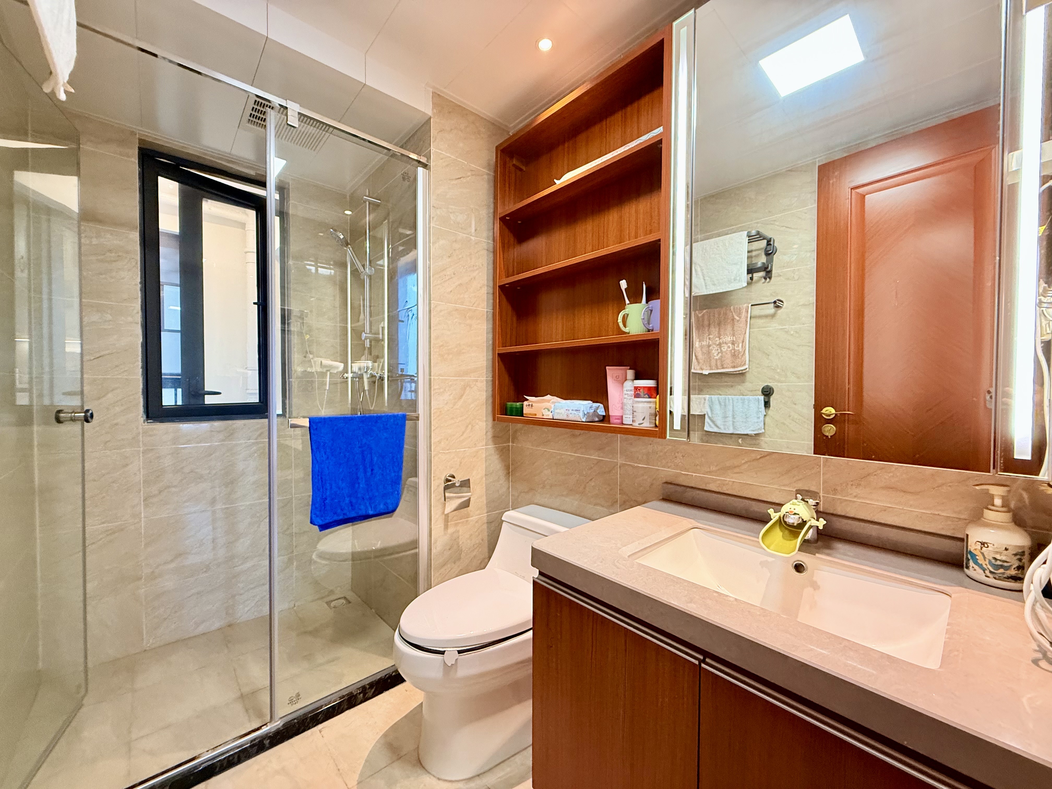 恒大名都  3室2厅1卫    56.8万卫生间