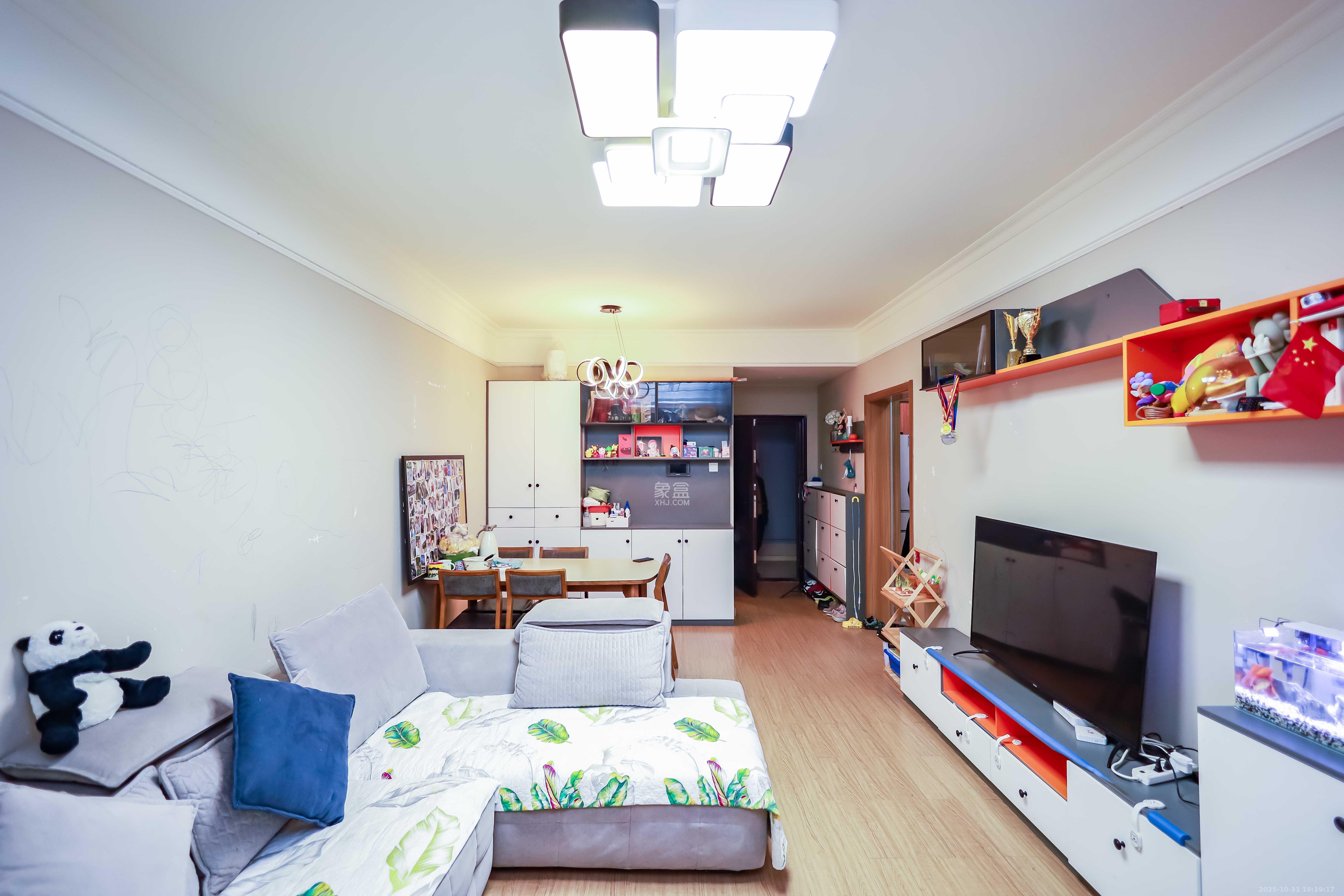 麓谷小镇  3室2厅1卫    58.8万客厅