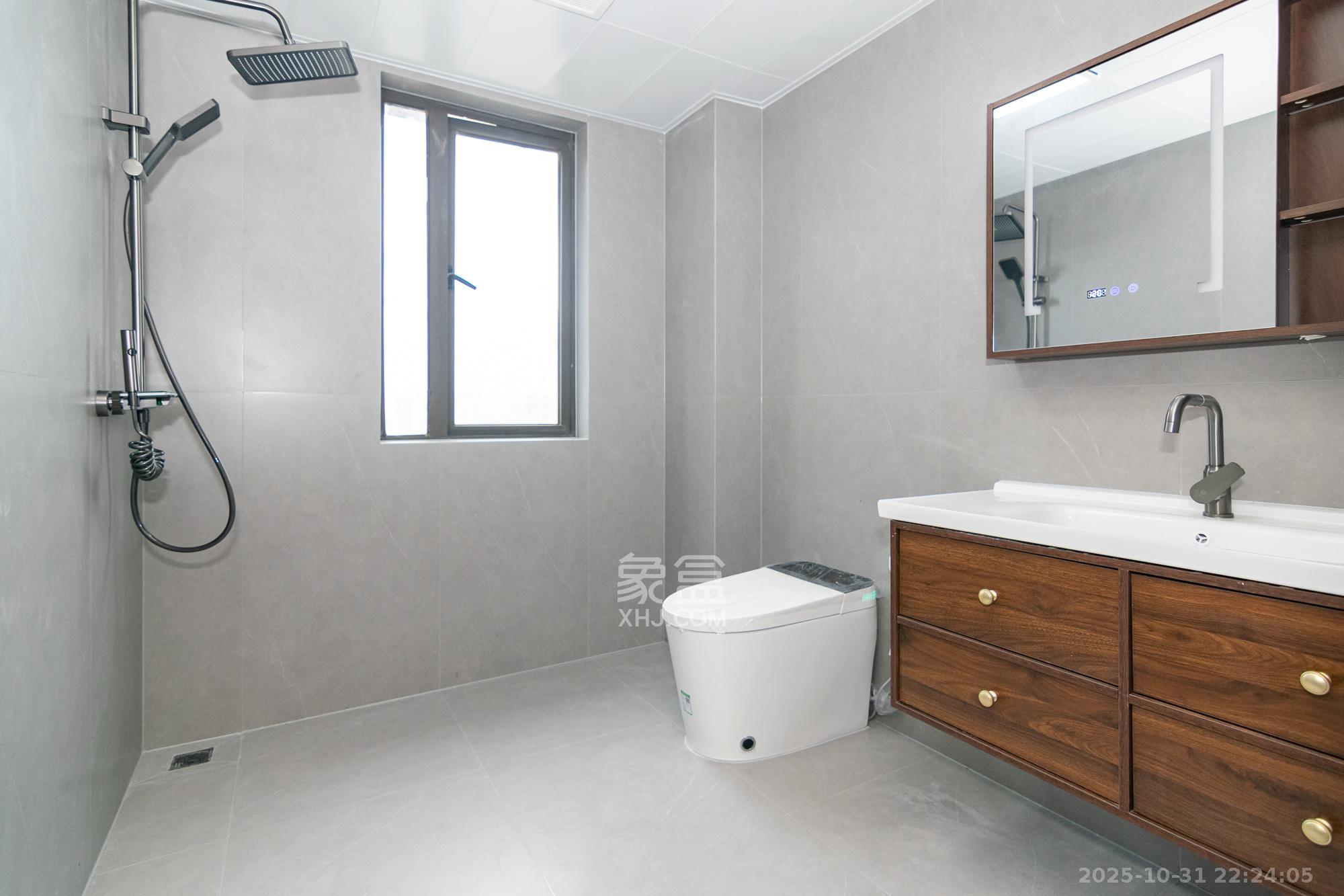 润和美郡（润和紫郡五期）  5室2厅2卫    135.0万卫生间