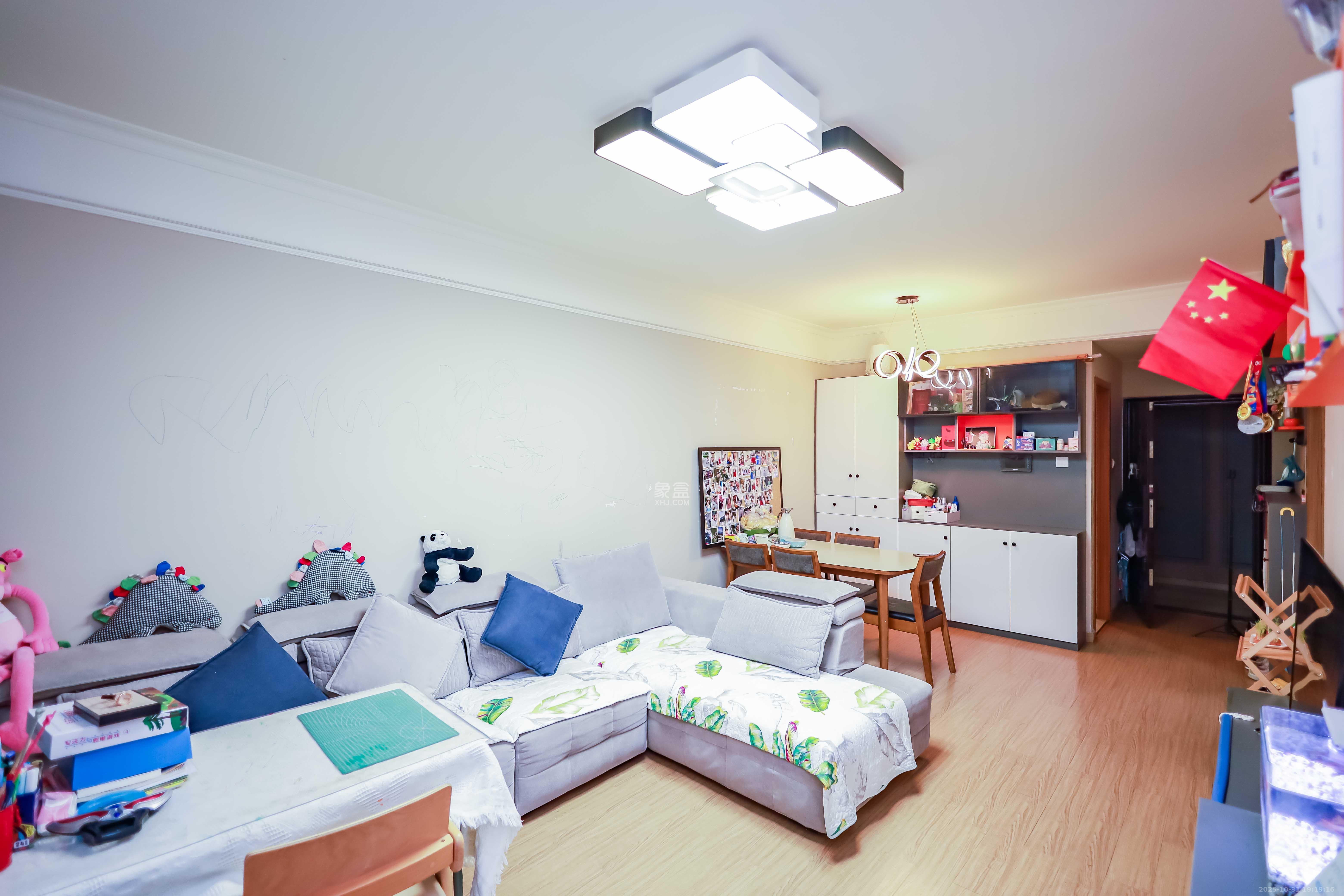 麓谷小镇  3室2厅1卫    58.8万客厅