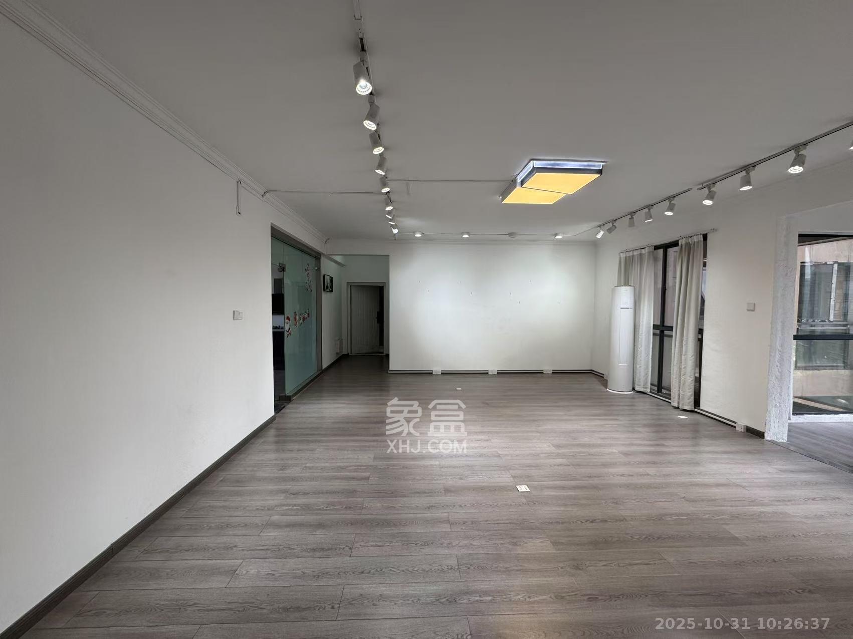 藏珑湖上国际花园  3室2厅2卫    3300.0元/月 藏珑湖上国际花园  3室2厅2卫    3300.0元/月