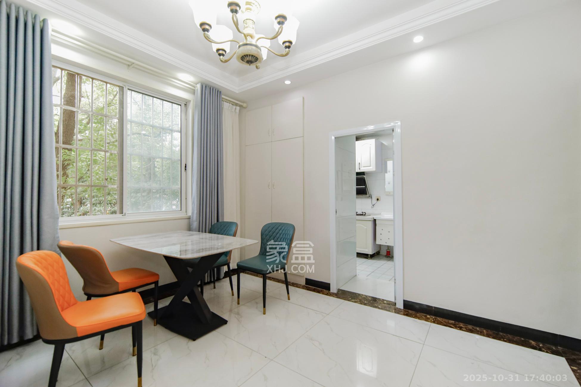 三印宿舍  2室2厅1卫    55.8万客厅