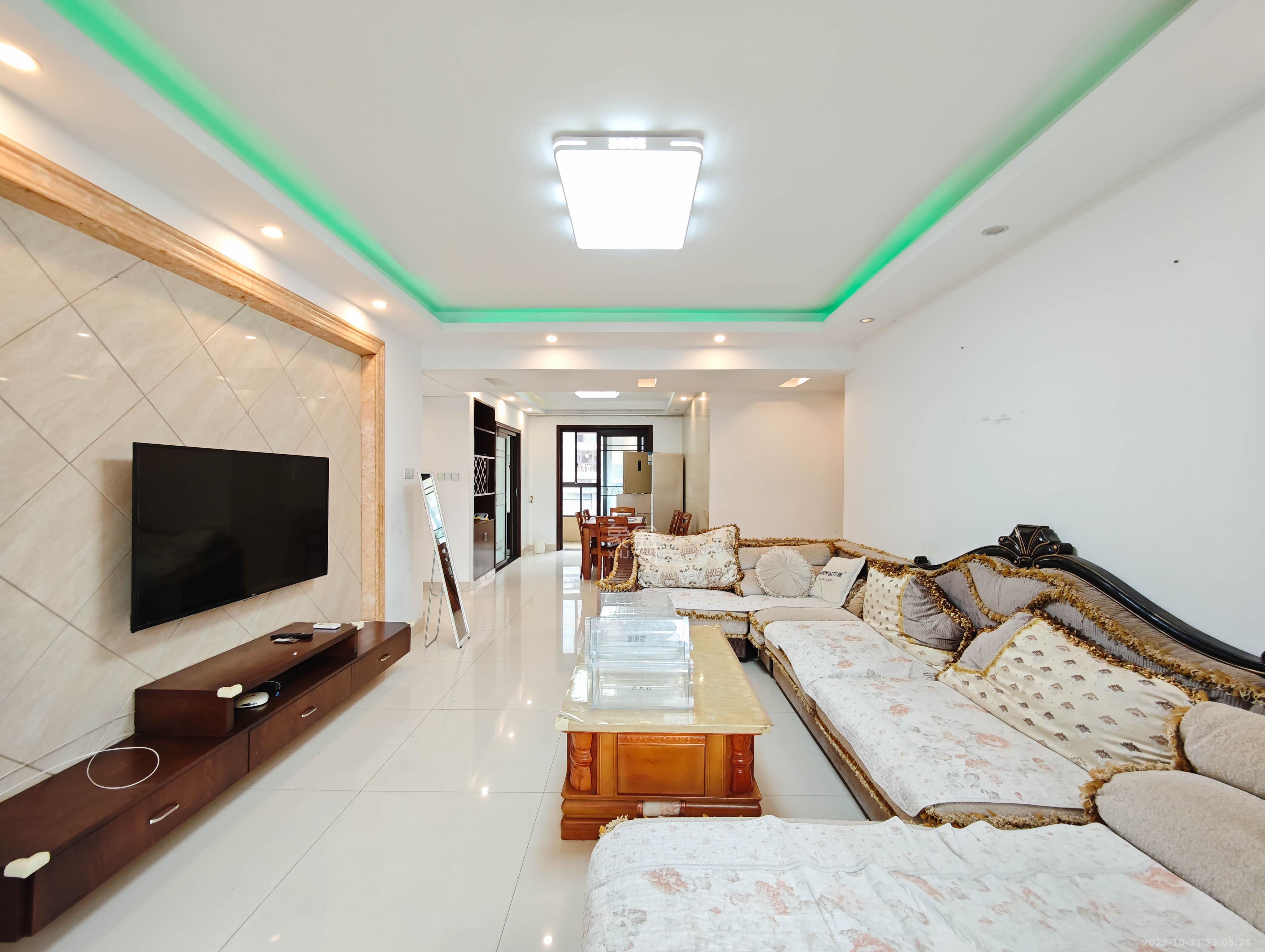 宏聚地中海  3室2厅2卫    115.0万客厅