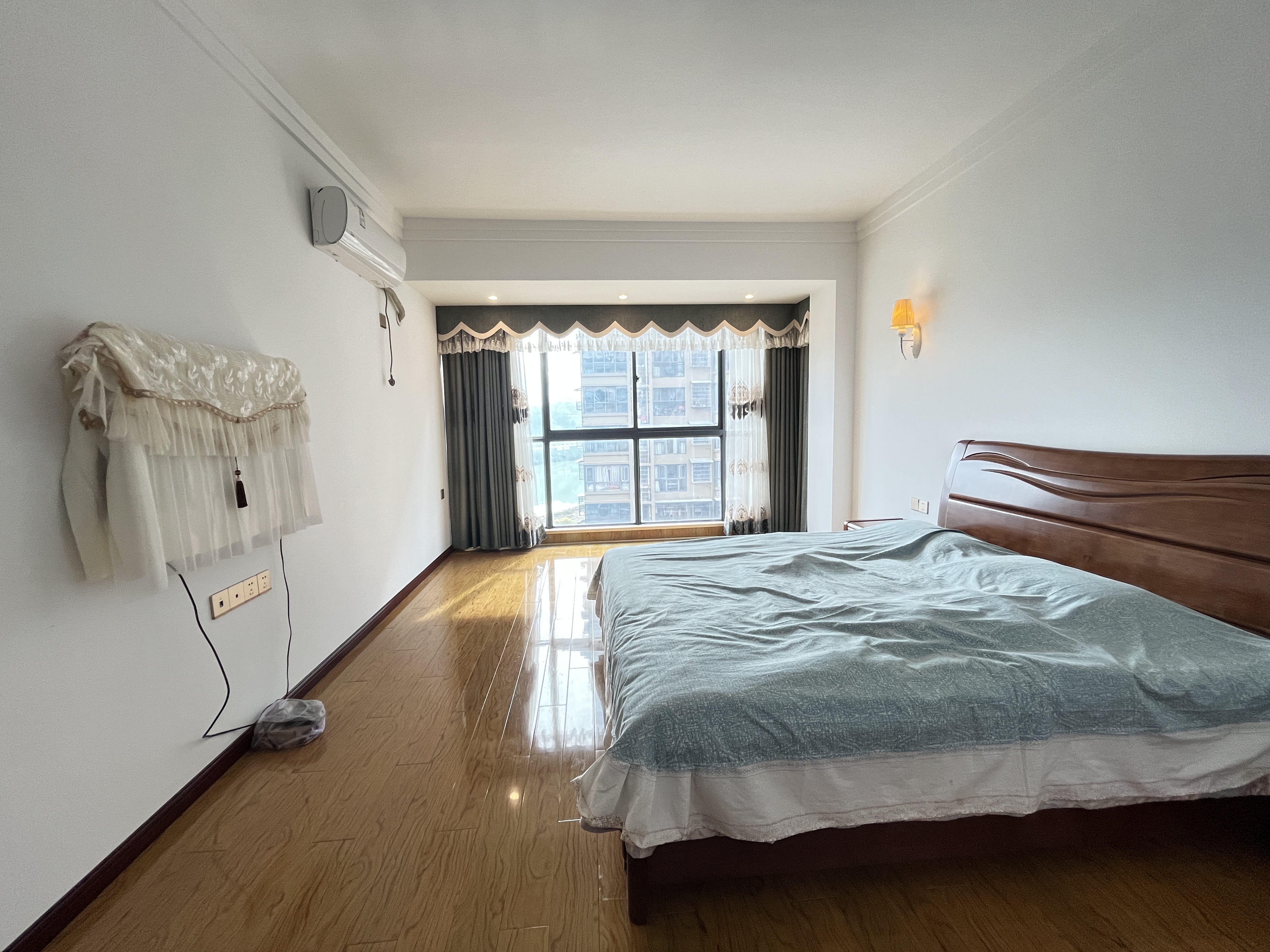 鑫成君泰  4室2厅2卫    101.0万客厅