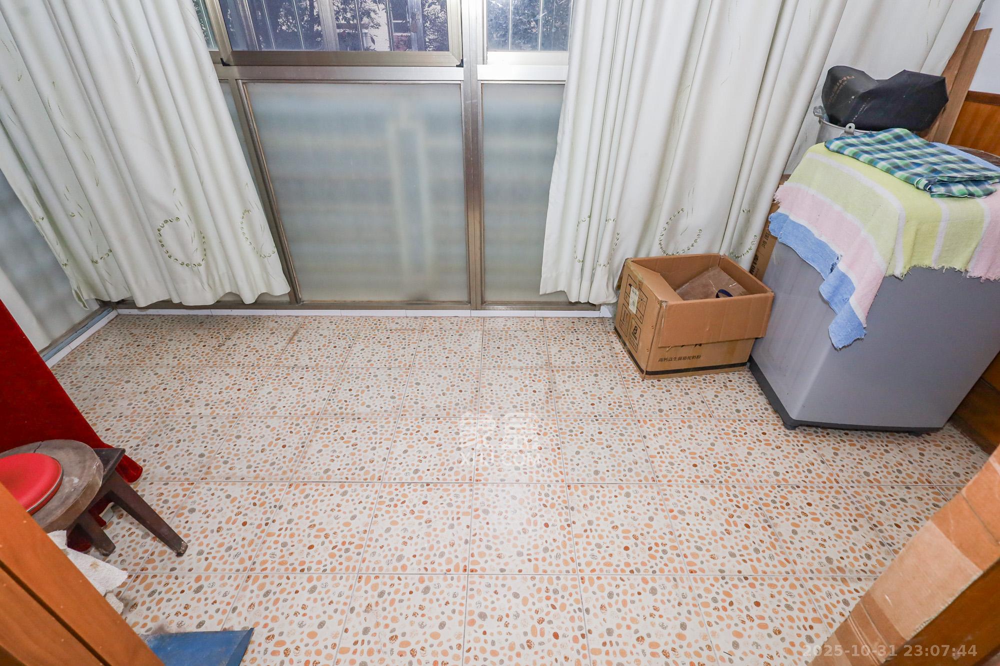 西江庭院（盐业集团宿舍）  2室2厅1卫    80.0万阳台