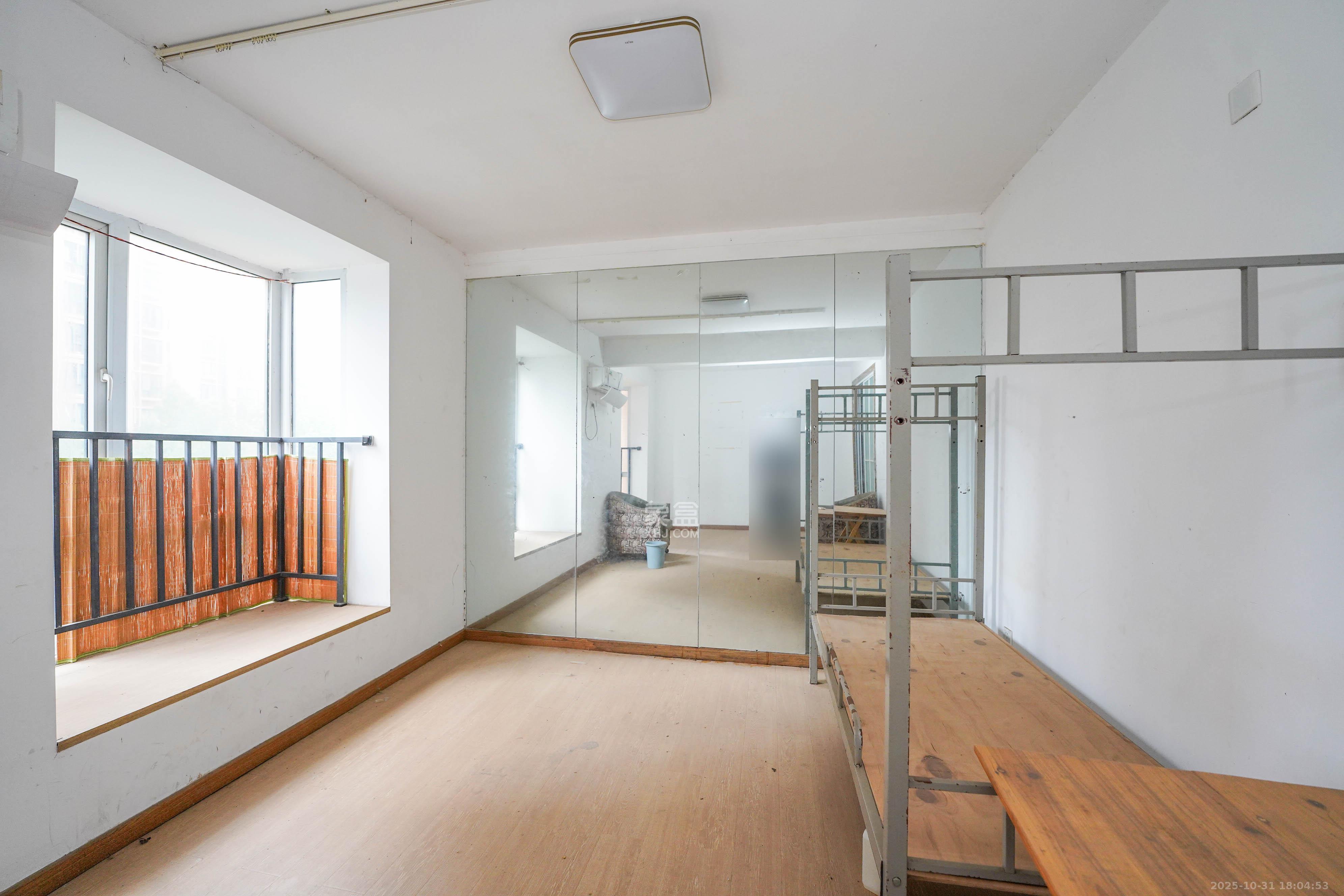 丽发新城 3室2厅2卫 82.8万 丽发新城 3室2厅2卫 82.8万卧室