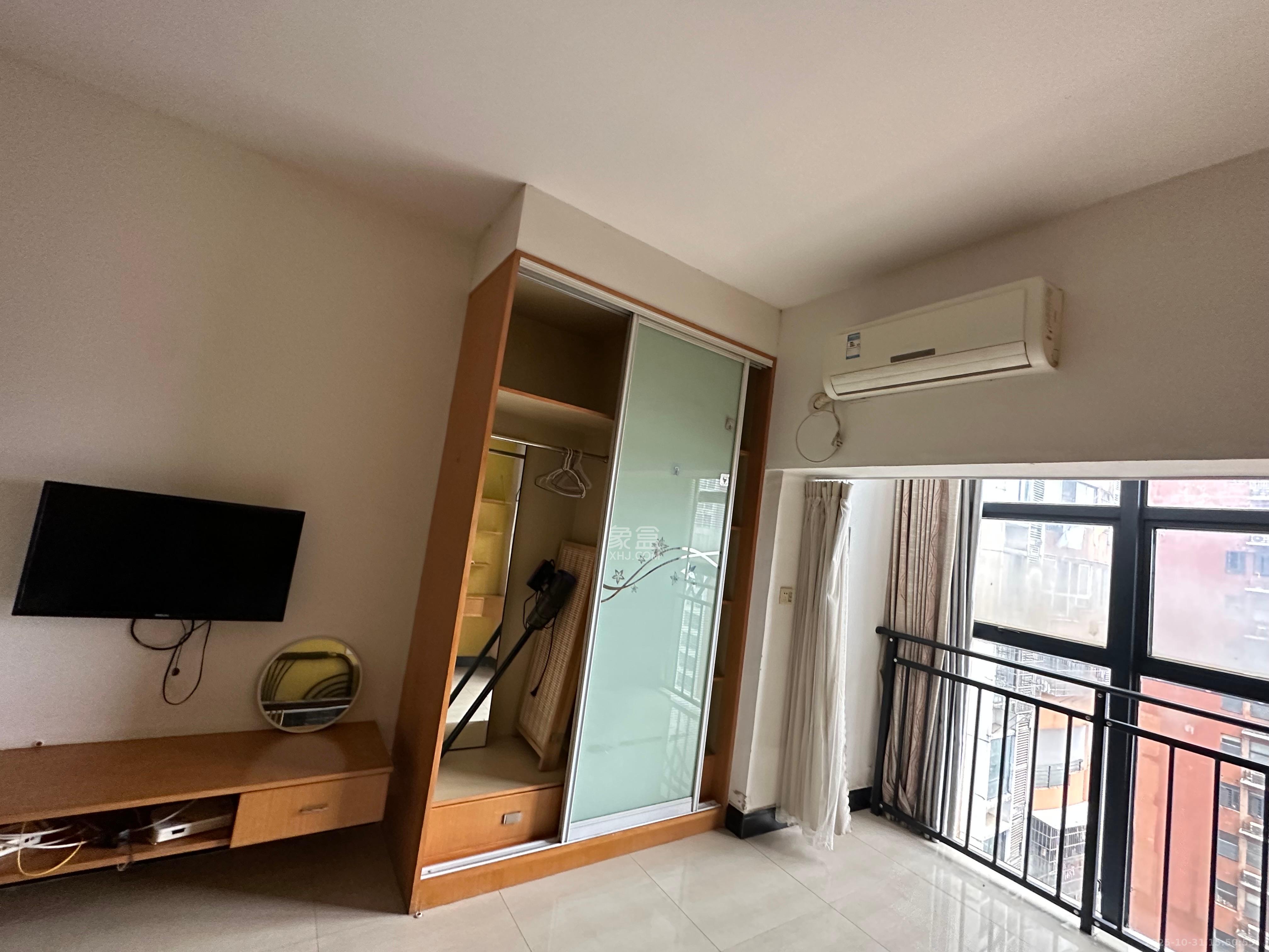 山水华景  1室1厅1卫    1600.0元/月室内图