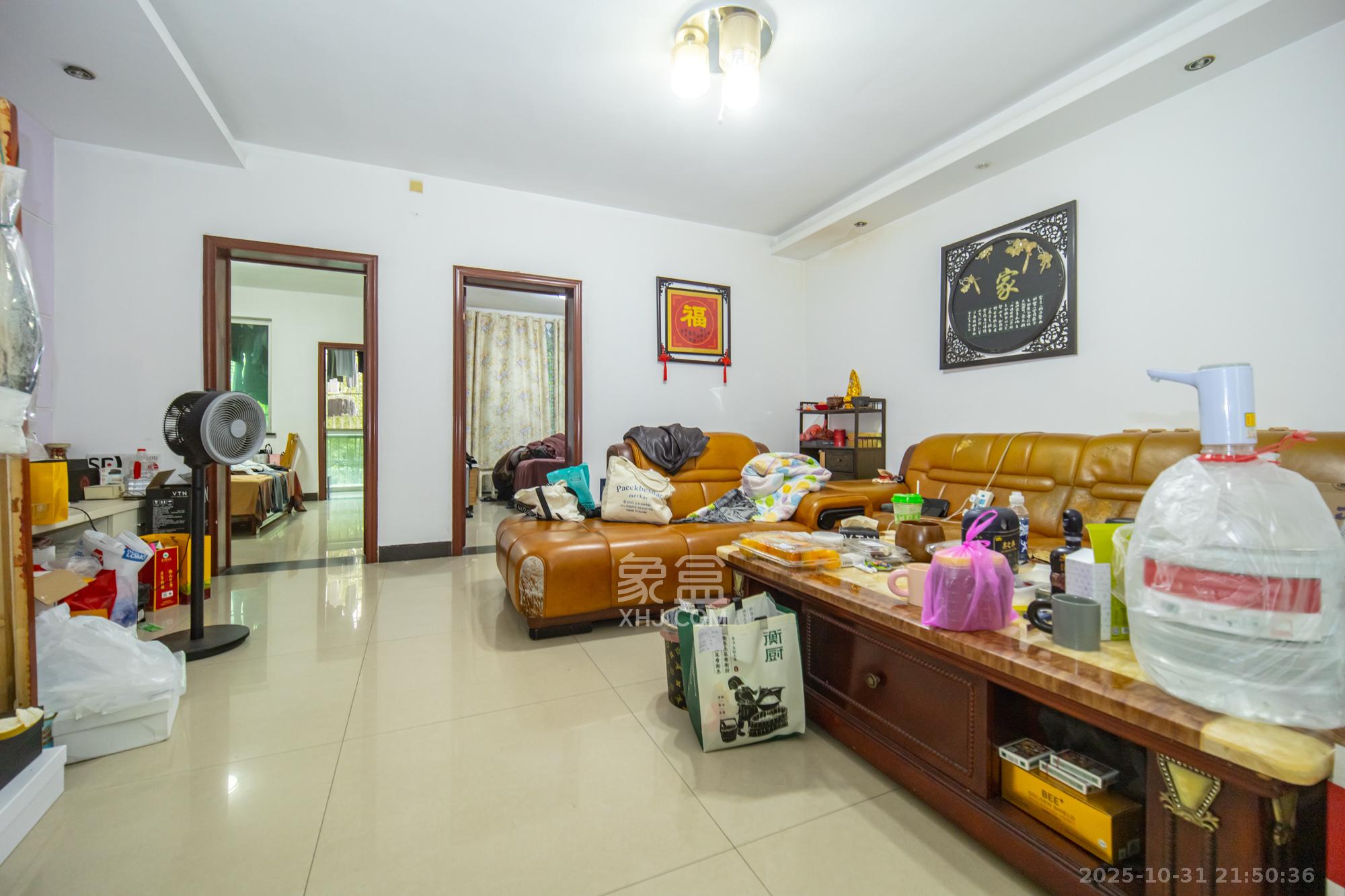 中南汽车世界 2室2厅1卫 35.0万 中南汽车世界 2室2厅1卫 35.0万客厅