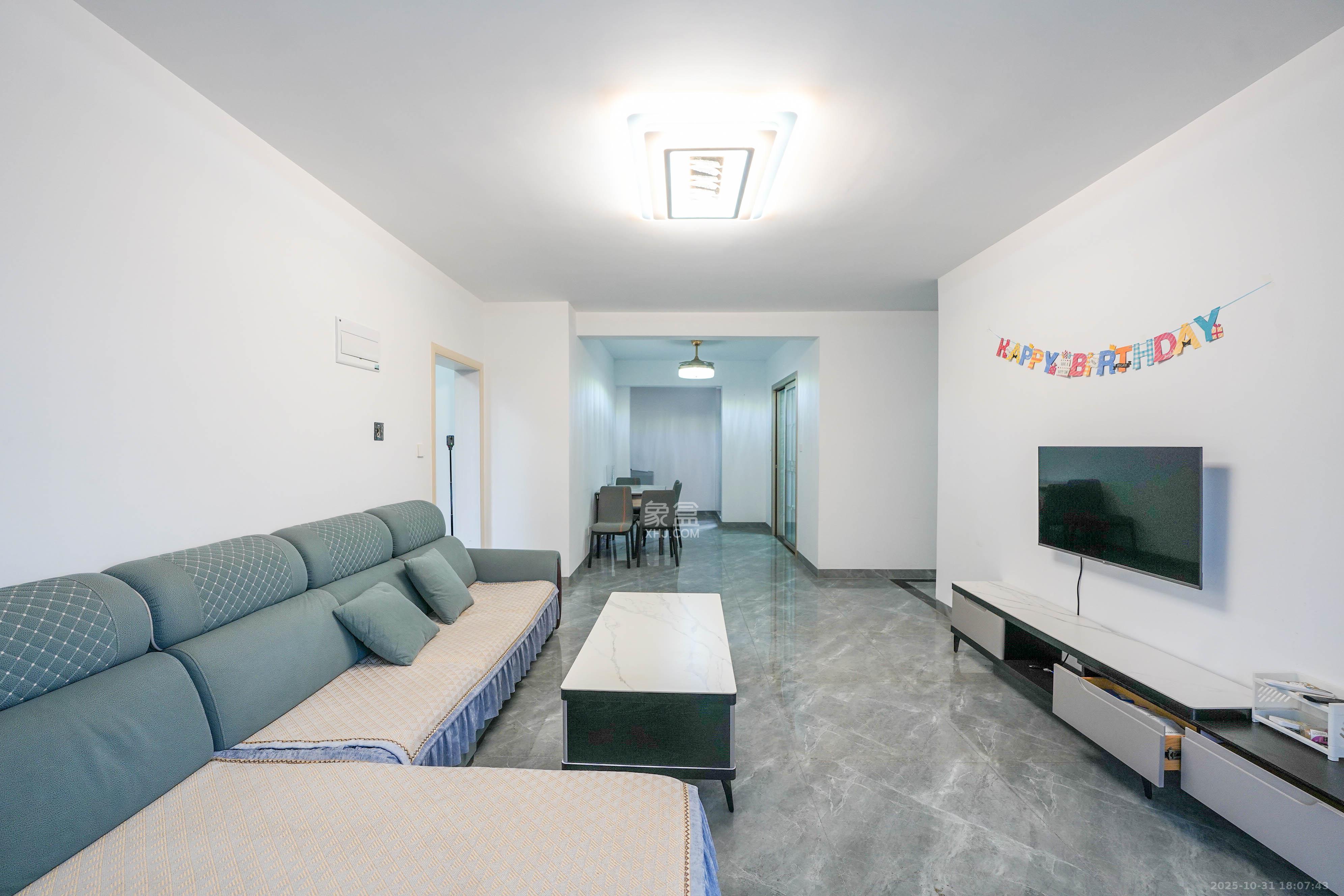 凯富南方鑫城 4室2厅2卫 80.0万 凯富南方鑫城 4室2厅2卫 80.0万客厅