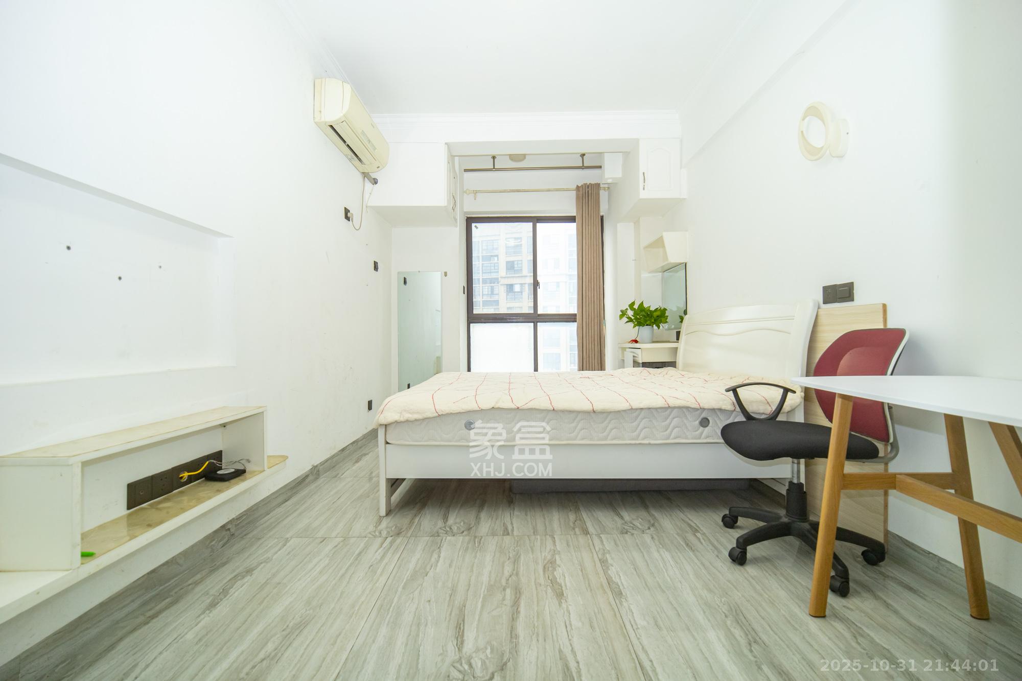 金科时代中心 1室1厅1卫 13.8万 金科时代中心 1室1厅1卫 13.8万客厅