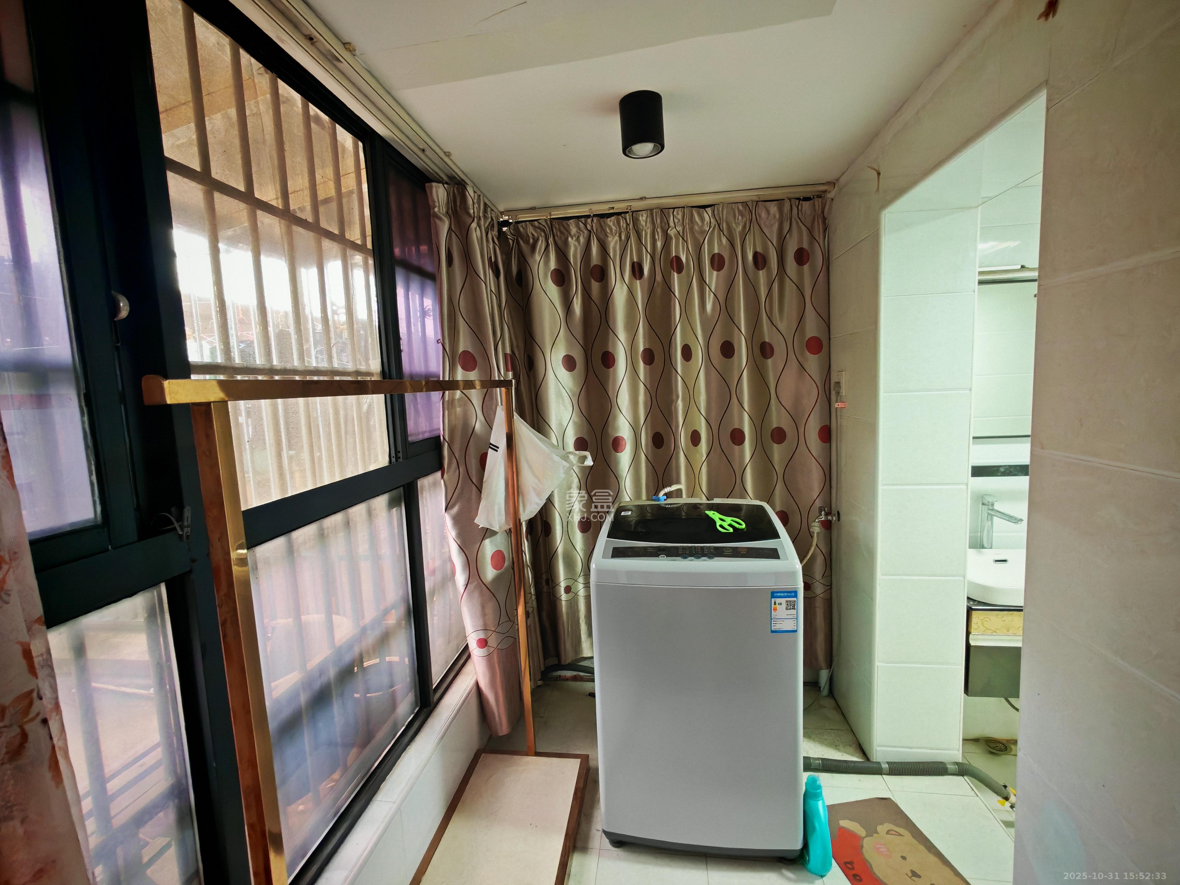 秀峰景园（领秀峰）  3室2厅2卫    1700.0元/月室内图