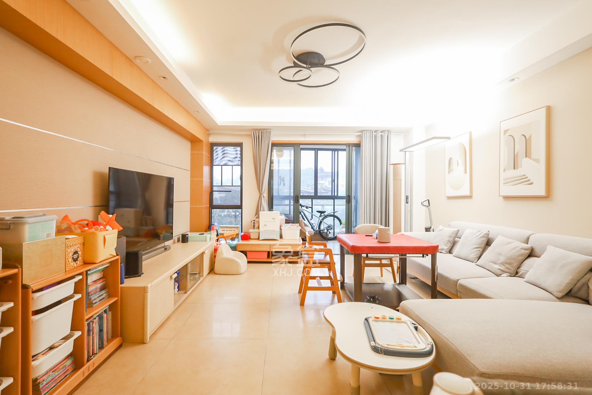 西山汇景一、二期  4室2厅2卫    248.0万 西山汇景一、二期  4室2厅2卫    248.0万客厅