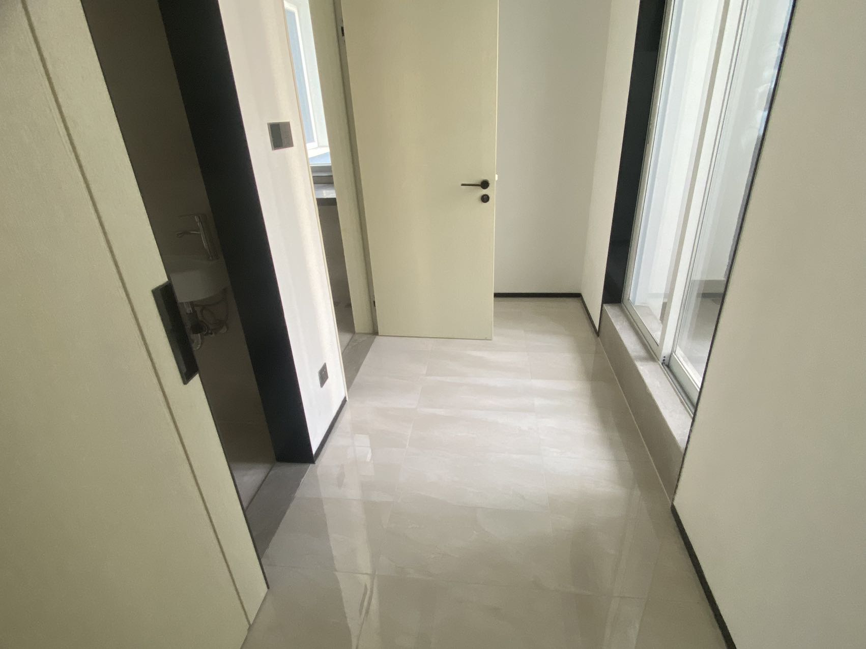 罗牛山玖悦台  4室2厅5卫    820.0万客厅