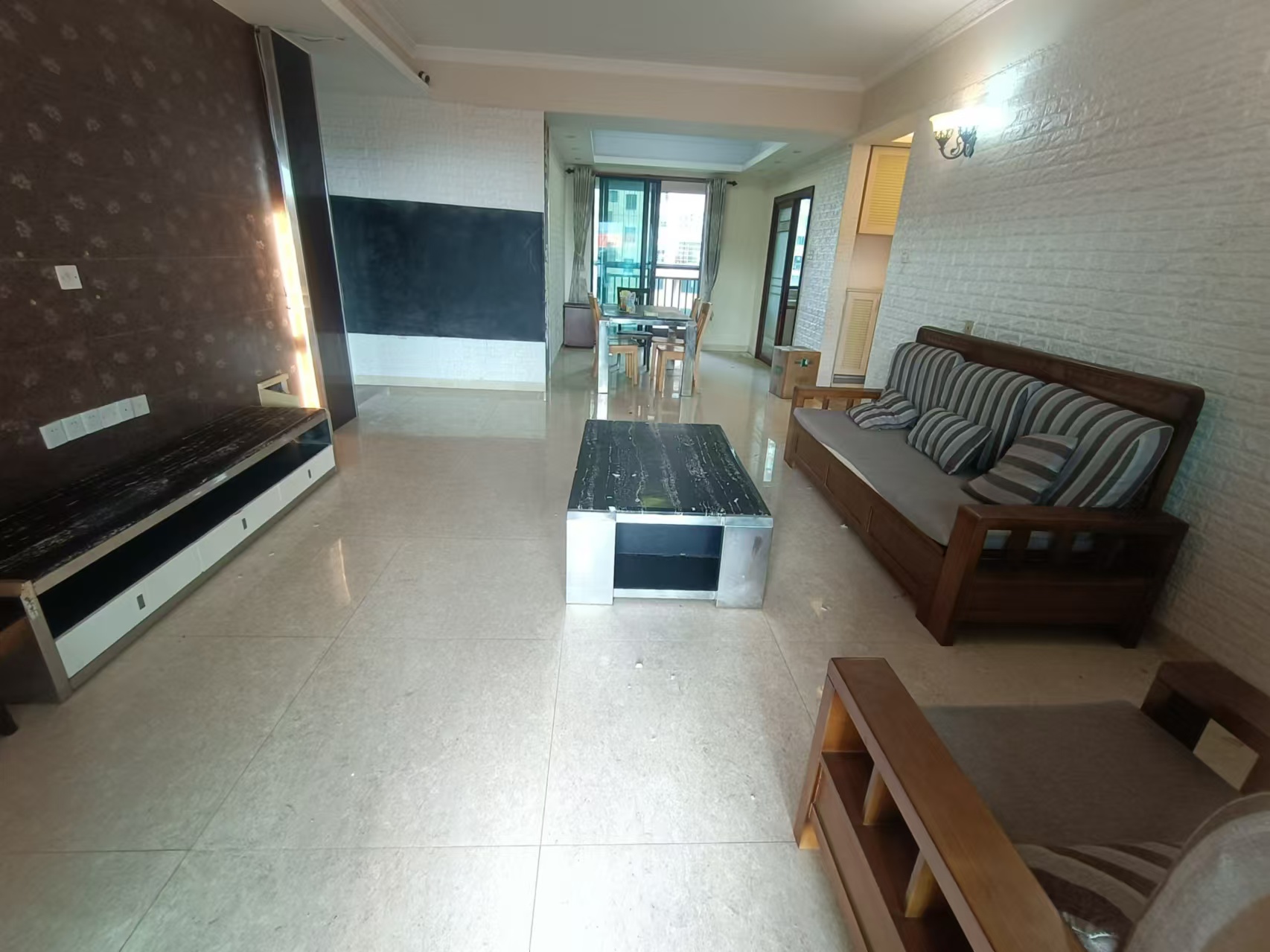 江畔人家  3室2厅2卫    2800.0元/月室内图