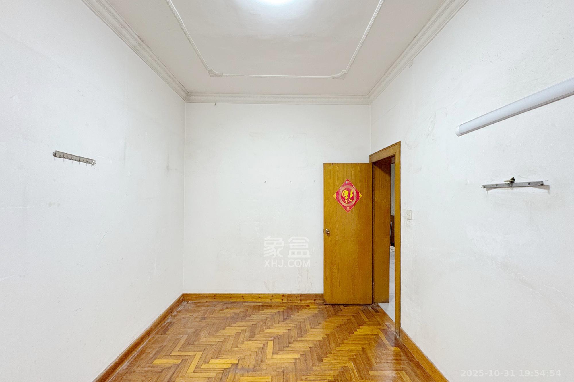 燕山街社区  3室1厅1卫    50.0万卧室