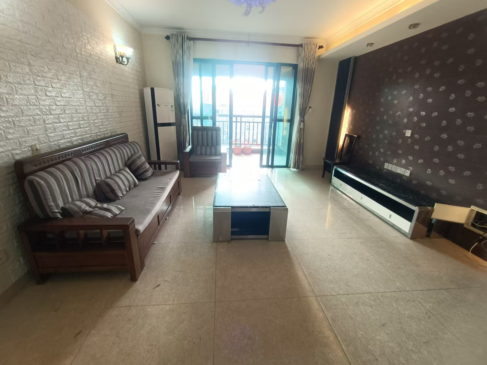 江畔人家  3室2厅2卫    2800.0元/月室内图