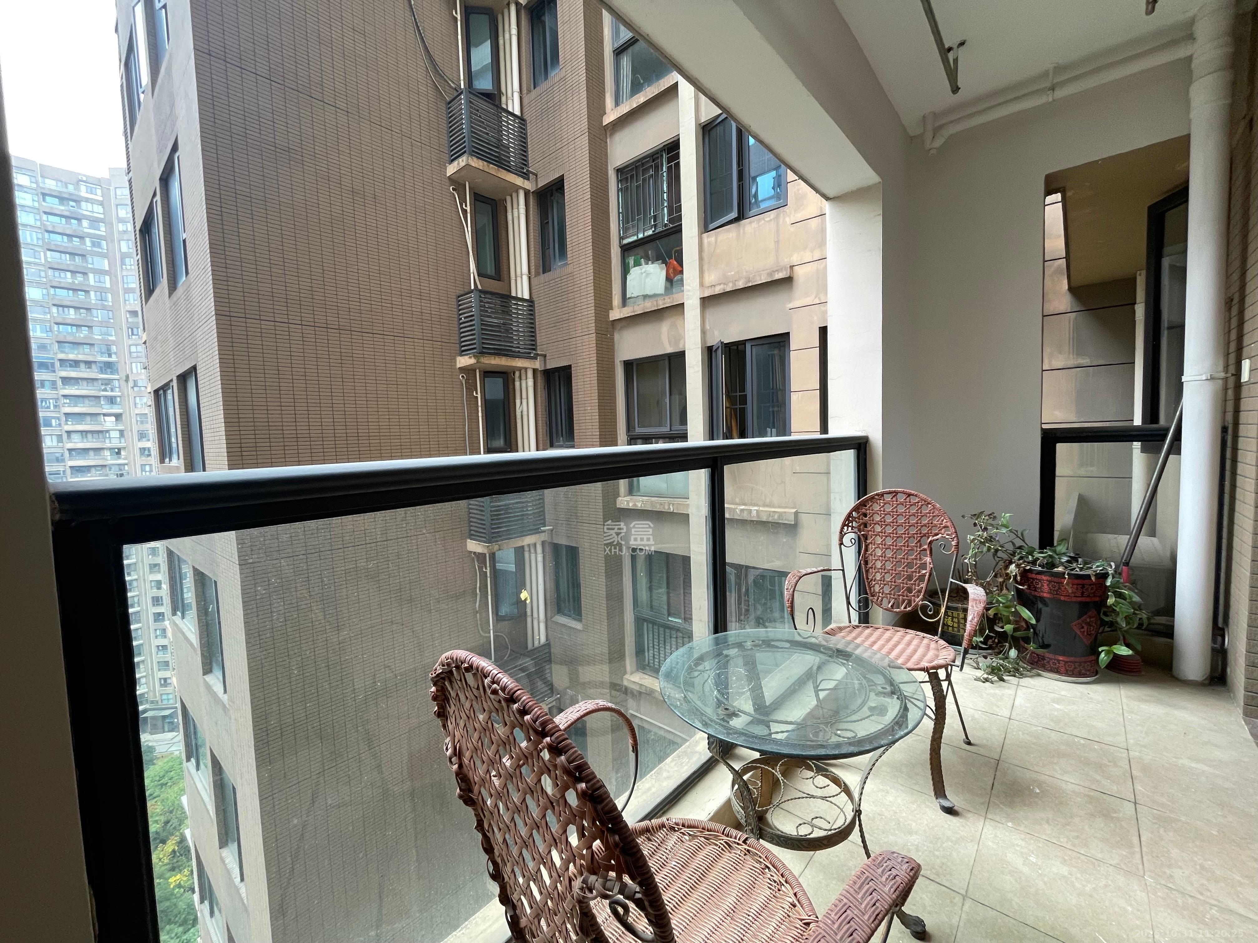 藏珑湖上国际花园  4室2厅2卫    4200.0元/月 藏珑湖上国际花园  4室2厅2卫    4200.0元/月室内图