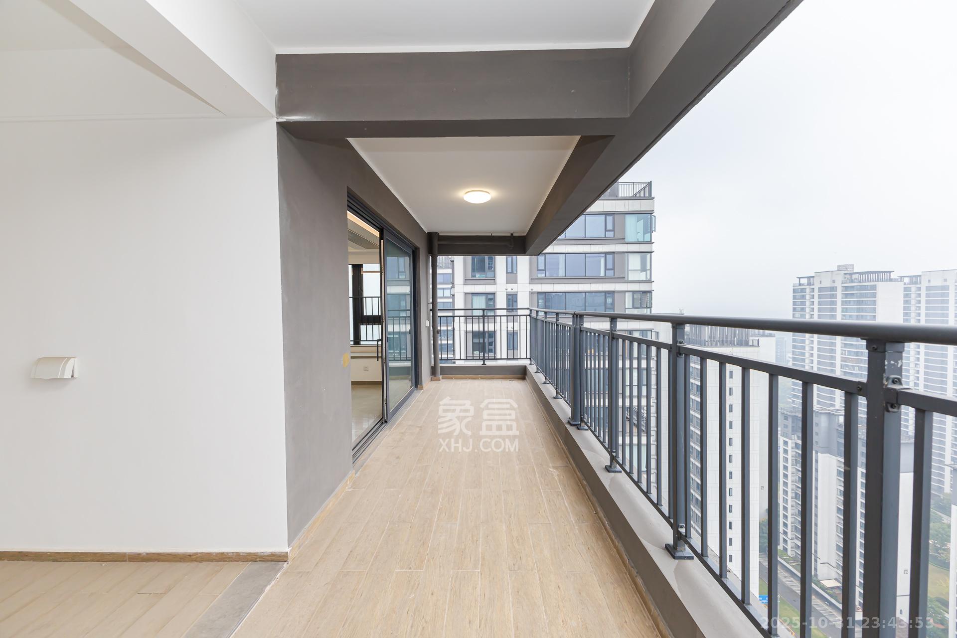 越秀湘江星汇城三期  4室2厅3卫    245.0万阳台